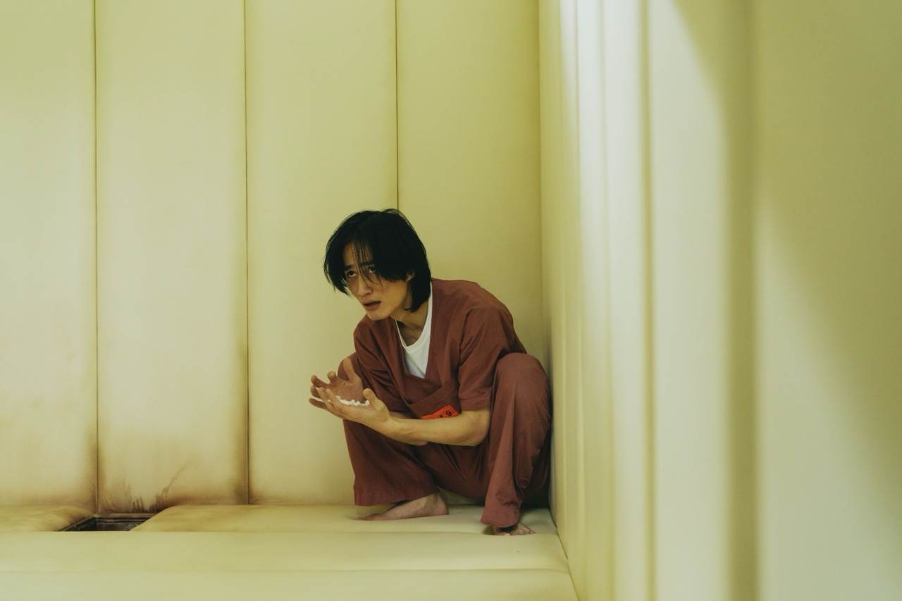 李英宏飾演瘋癲受刑人狂撞牆。（圖／愛奇藝國際版、壹壹影業提供）