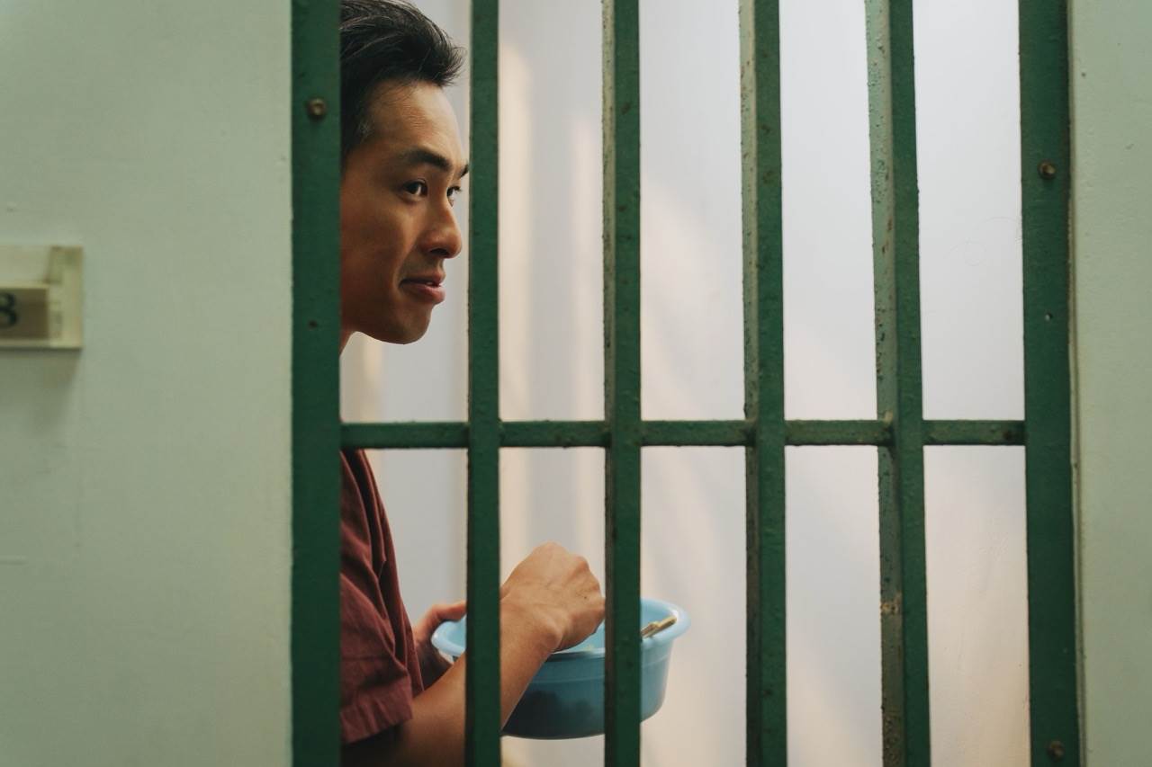 楊祐寧隔著鐵窗與黃冠智互動。（圖／愛奇藝國際版、壹壹影業提供）