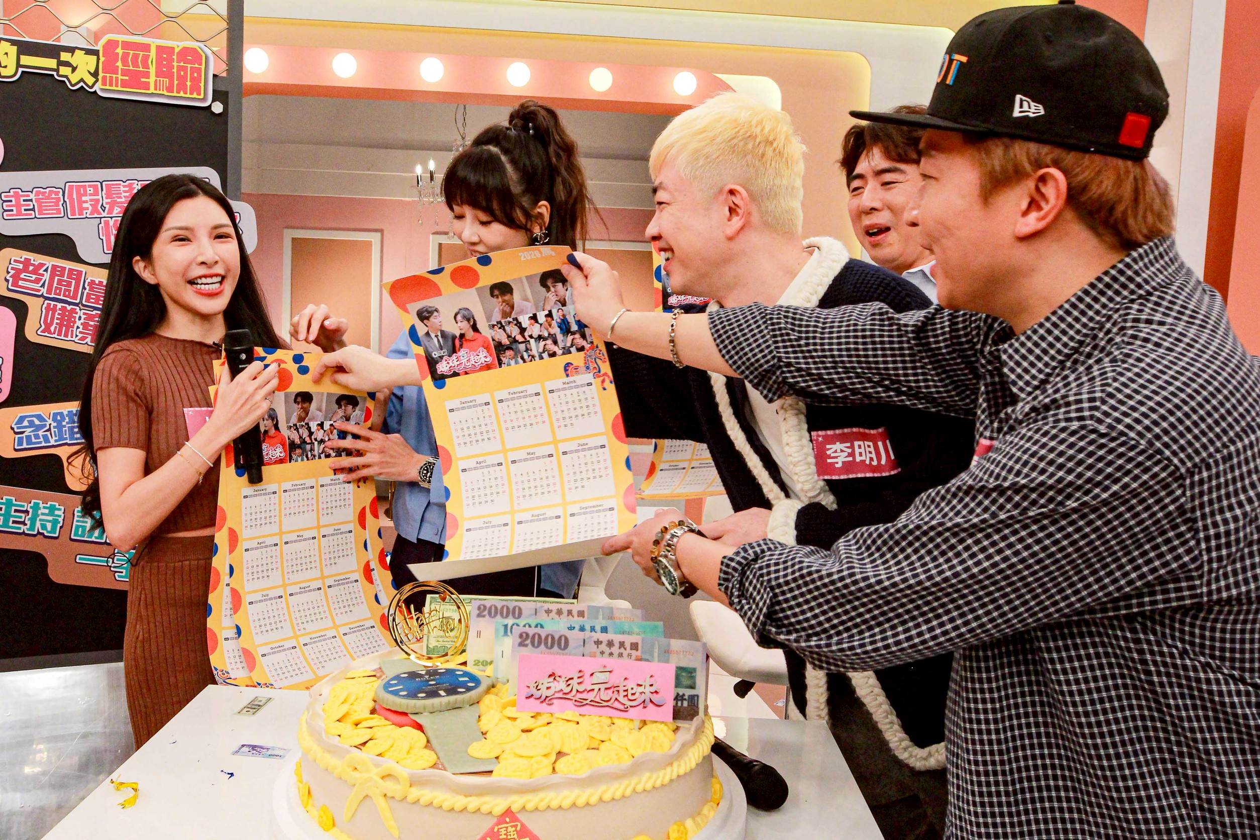 眾人將梁赫群的年曆轉送給Lala媽媽。（圖／民視提供）