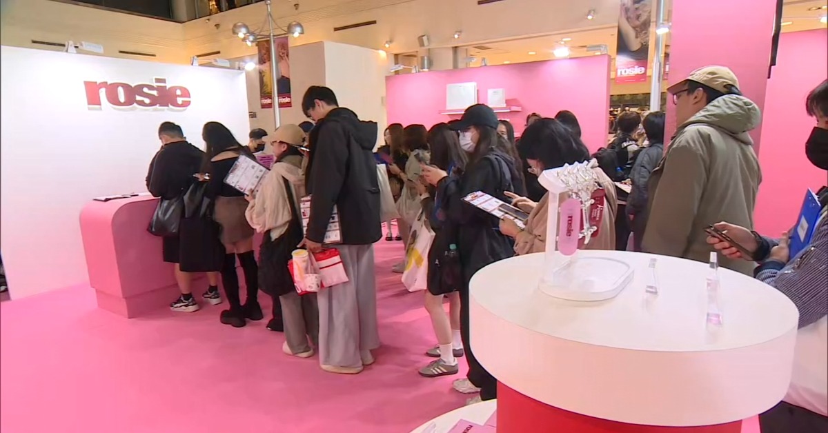 南韓女團Blackpink成員Rosé的快閃店降臨台北，而且是全球最終站。（圖／東森新聞）