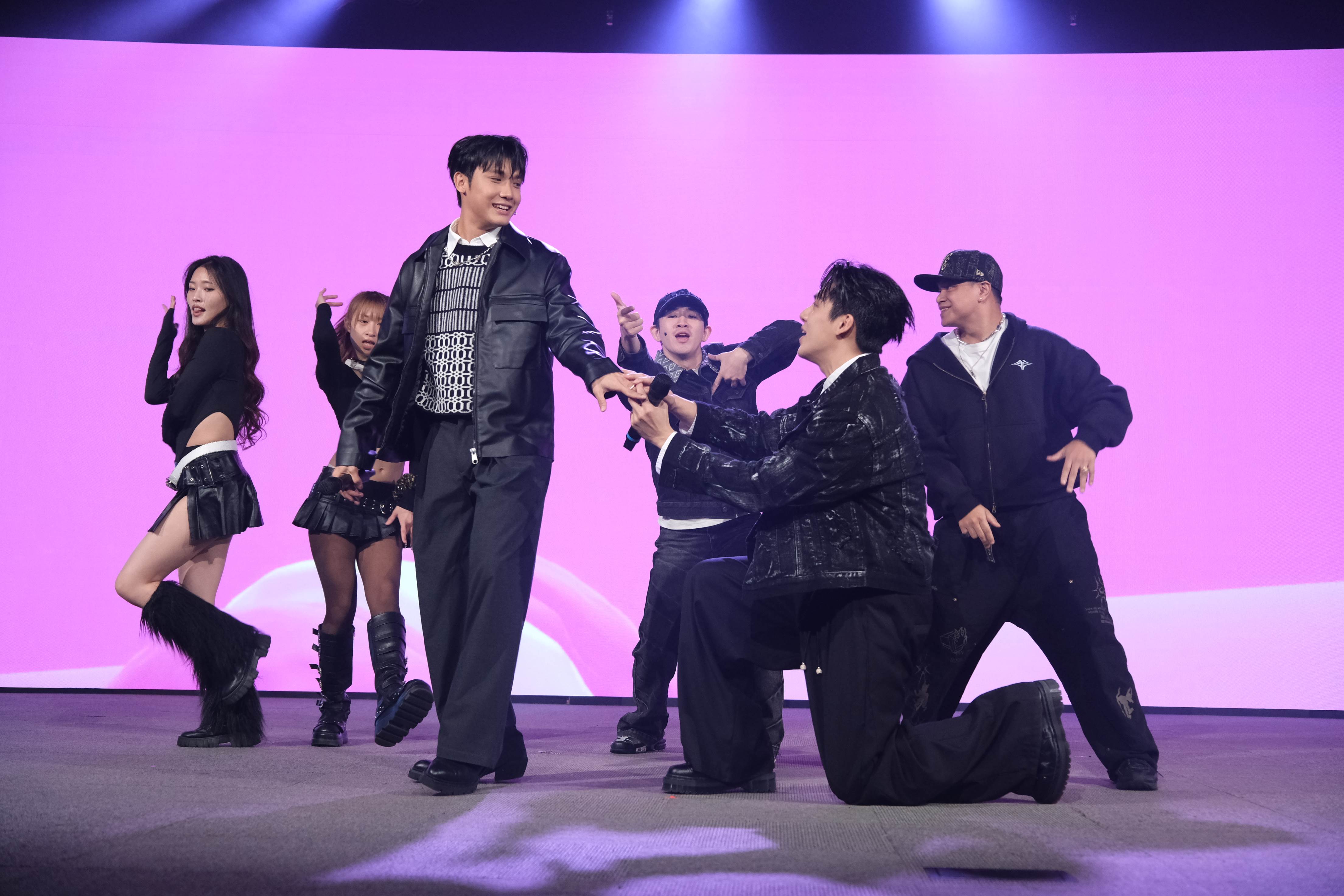 Nelson紀成澔（左）、葛兆恩獻上唱跳表演。（圖／三立提供）
