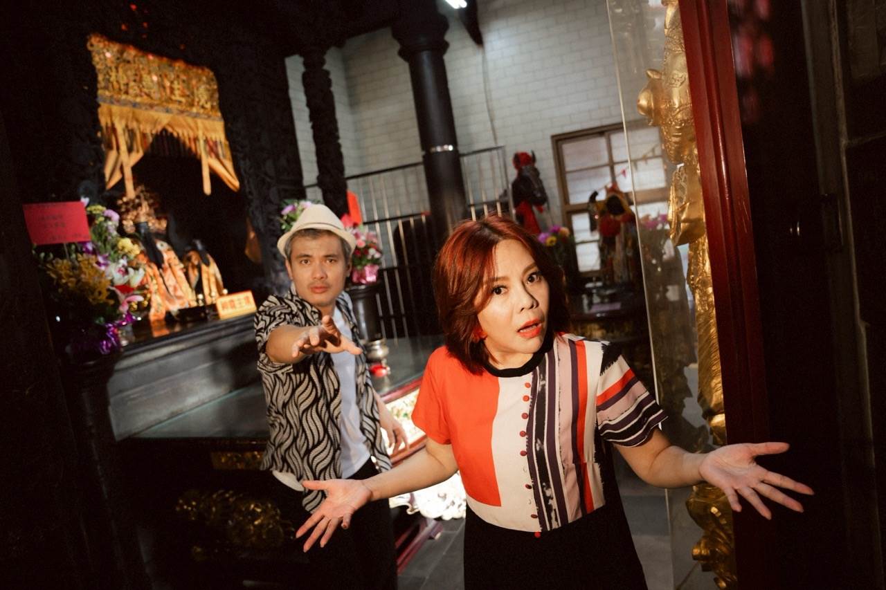 《港墘仔》東港音樂劇即將登場，錦雯歡迎大家走進劇場欣賞。（圖／嗨森數位文創有限公司提供）