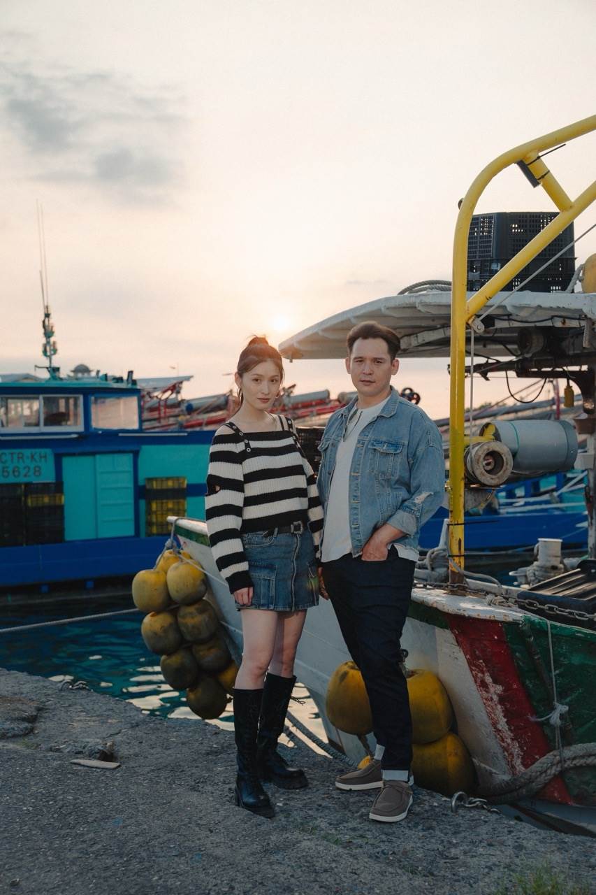 倪安東跟管罄邀請大家一起到屏東欣賞《港墘仔》東港音樂劇。（圖／嗨森數位文創有限公司提供）