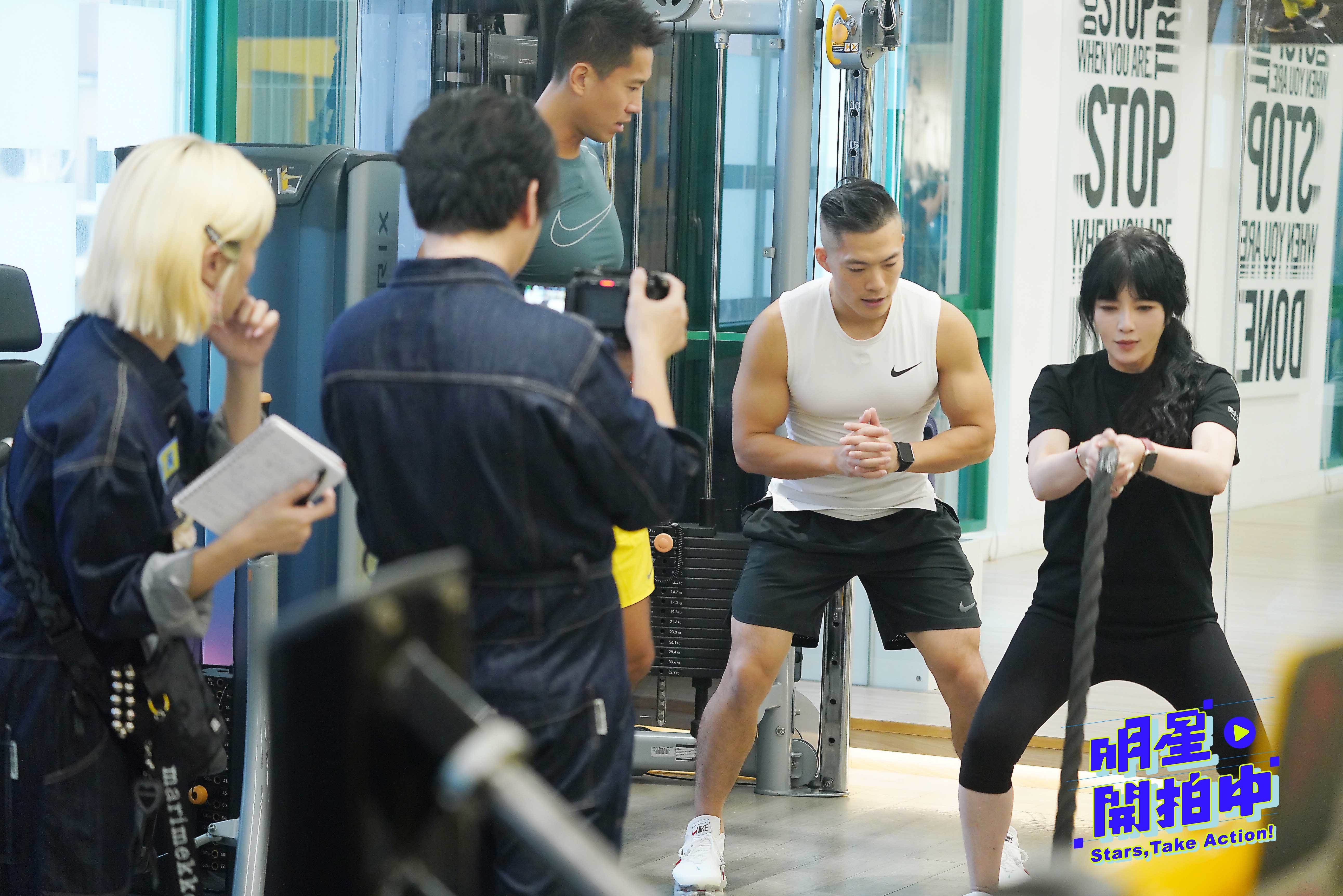 唐綺陽挑戰戰繩與記憶力問答。(圖／TVBS提供)