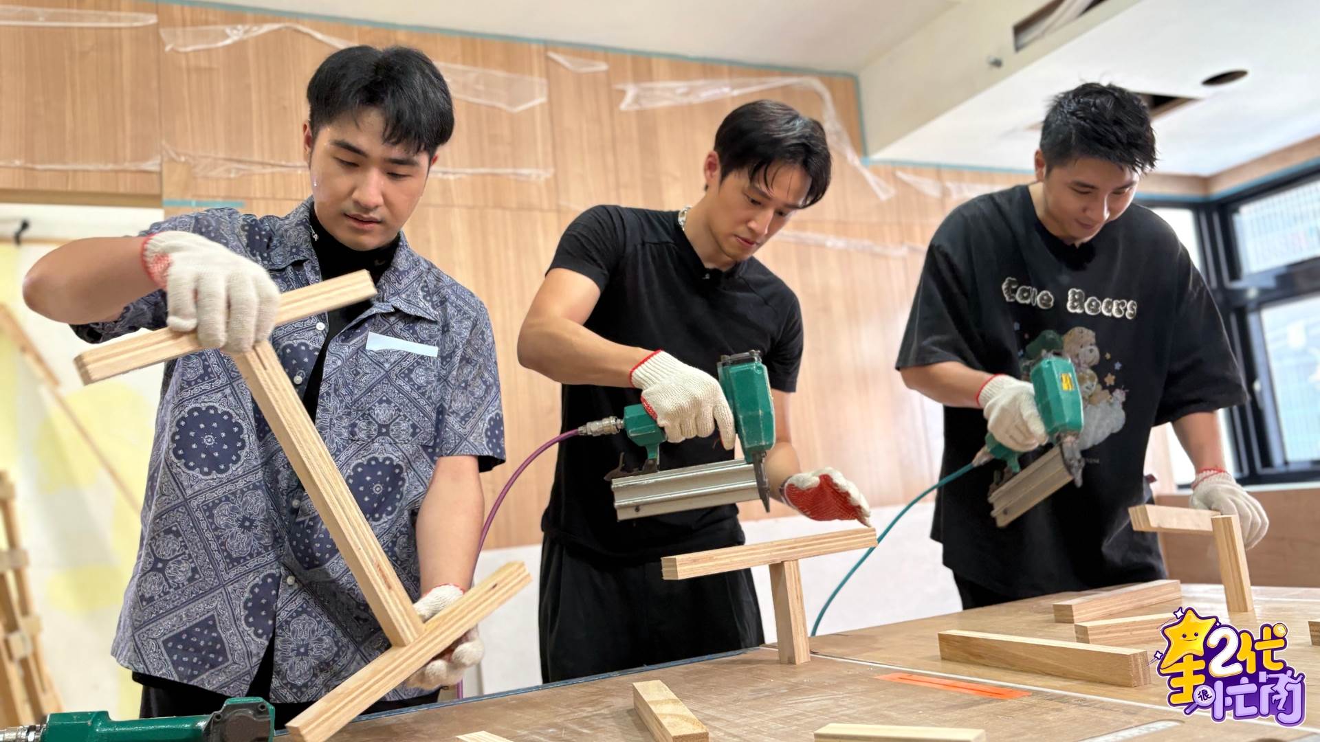 徐新洋釘槍誤射險「灌進手裡」。（圖／《Yahoo星二代很忙內》提供）