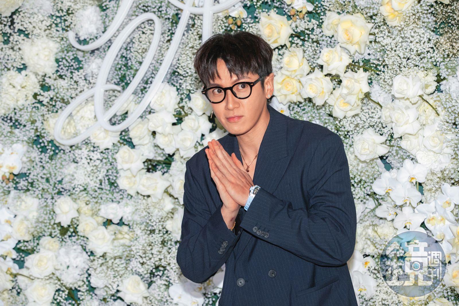 柯震東剛入婚禮會場時，只接受拍照不受訪。（圖／鏡週刊）