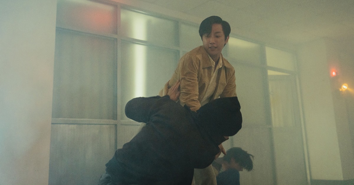 振永在《那張照片裡的我們》保護李沐和宋柏緯對抗黑衣人。（圖／瀚草文創GrX STUDIO）