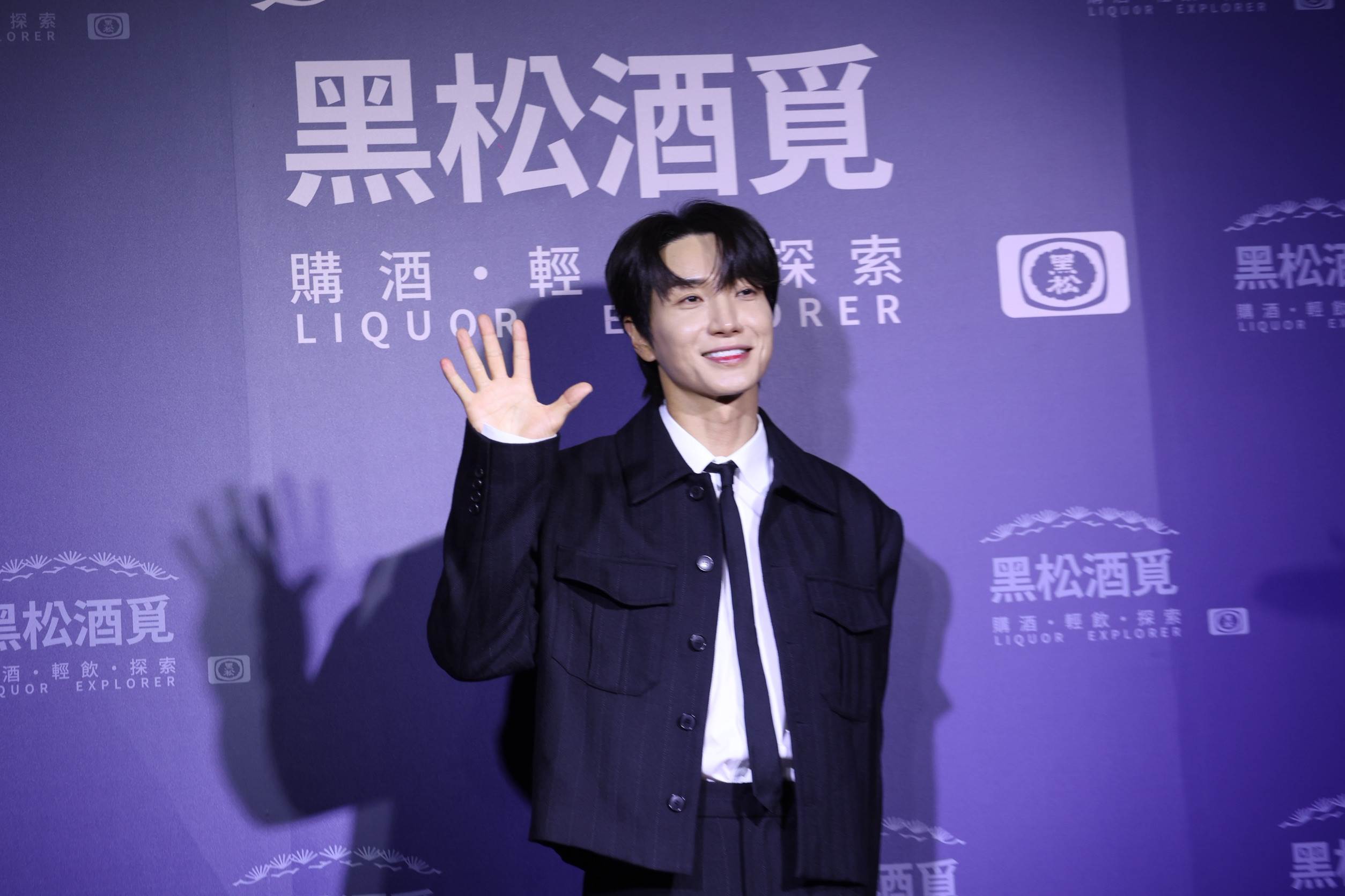 韓國男團SUPER JUNIOR利特喝金門高粱時候，會喜歡搭配的美食是「起司火腿披薩」。（圖／東森娛樂）