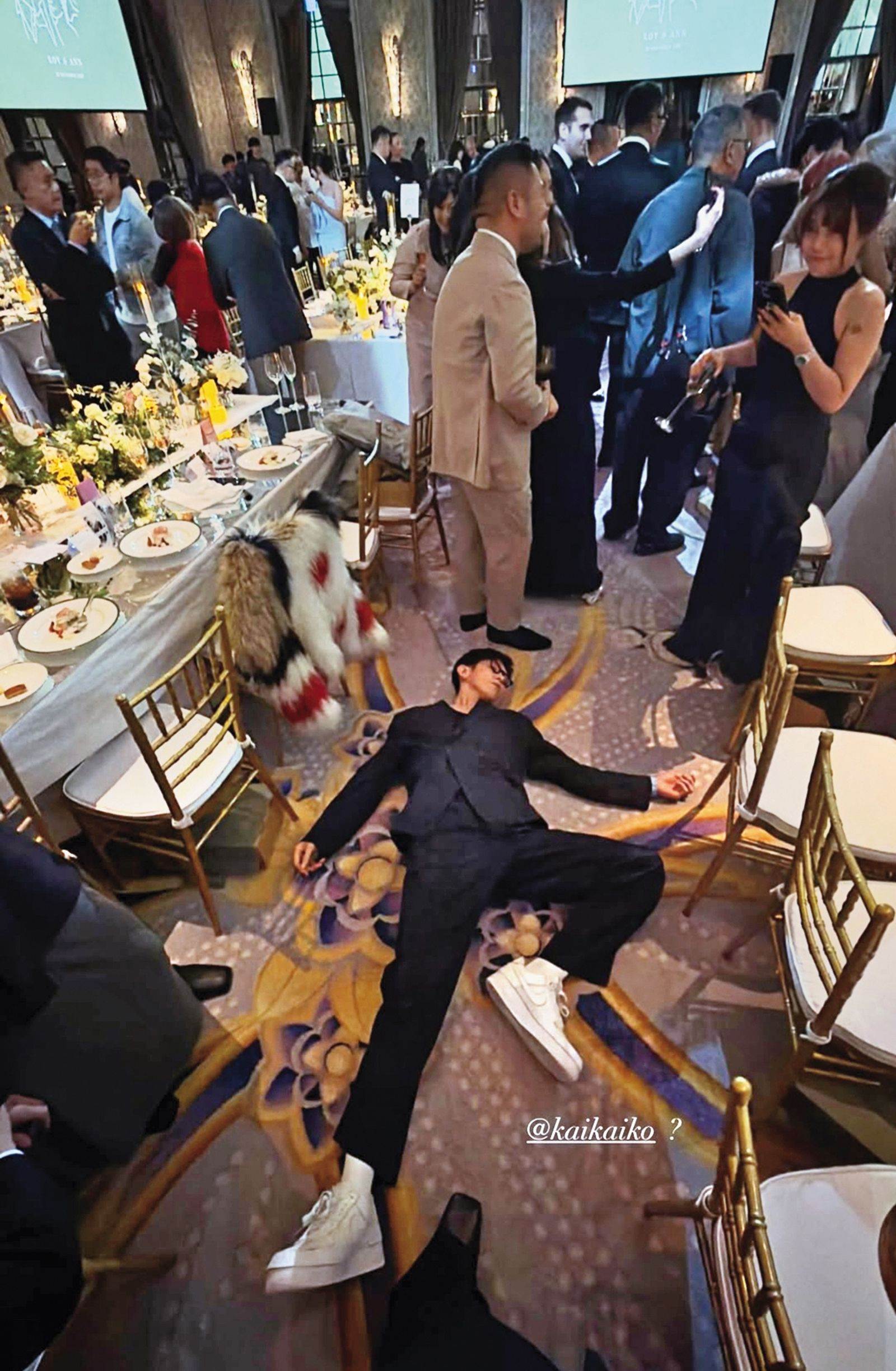 柯震東躺在許瑋甯、邱澤婚宴的地板上。（圖／翻攝自Ozi IG）