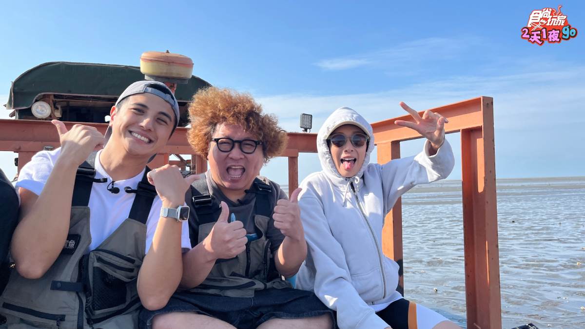 楊晴（右起）納豆、曾子余在海灘挖掘大海蛤。（圖／TVBS提供）