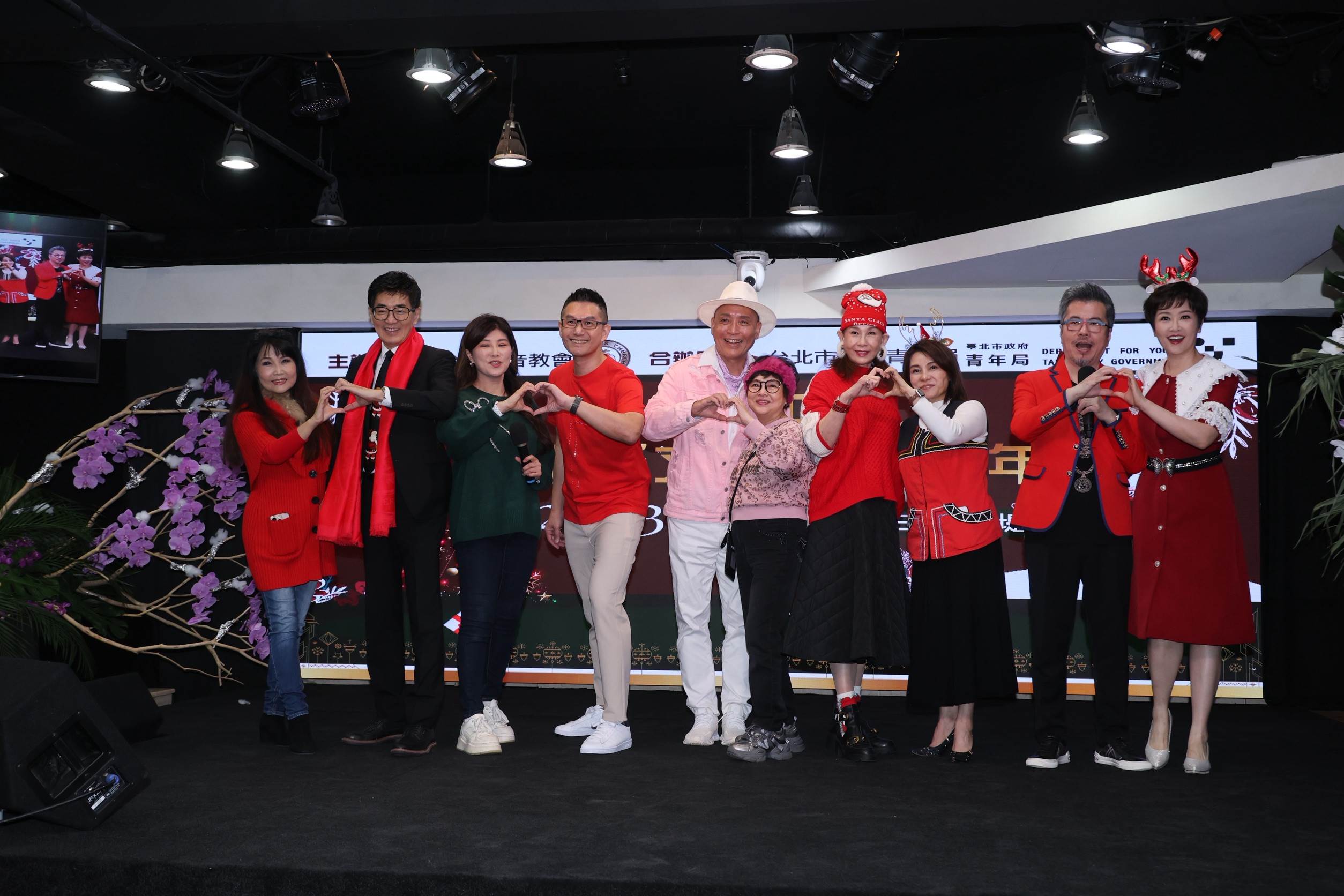 黃國倫、寇乃馨夫婦號召紀寶如、湯蘭花、陳蘭麗，周丹薇等資深女星齊聚一堂。（圖／東森娛樂）