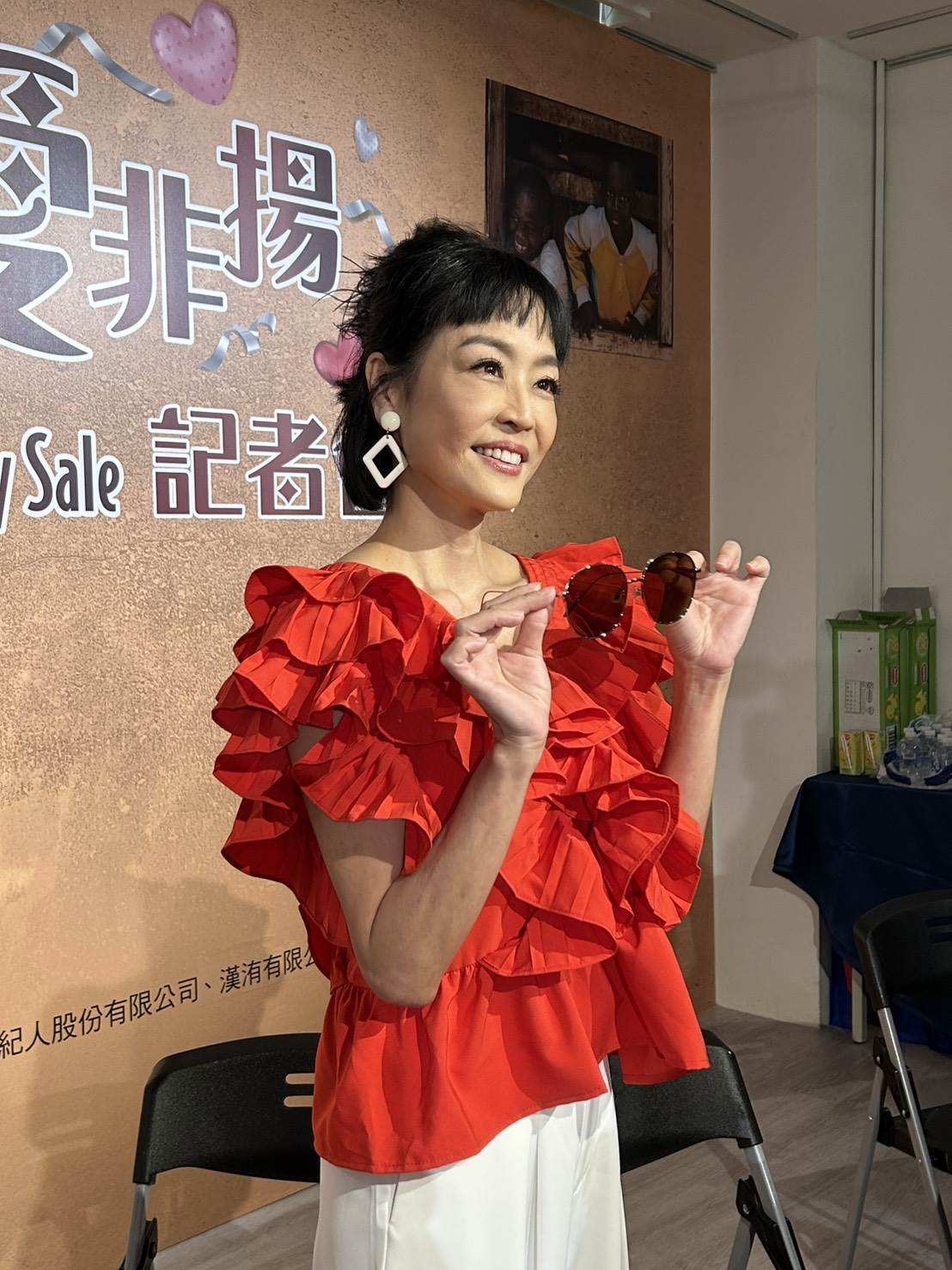 唐玲捐出ㄧ副品牌墨鏡。（圖／記者陳怡伶攝）