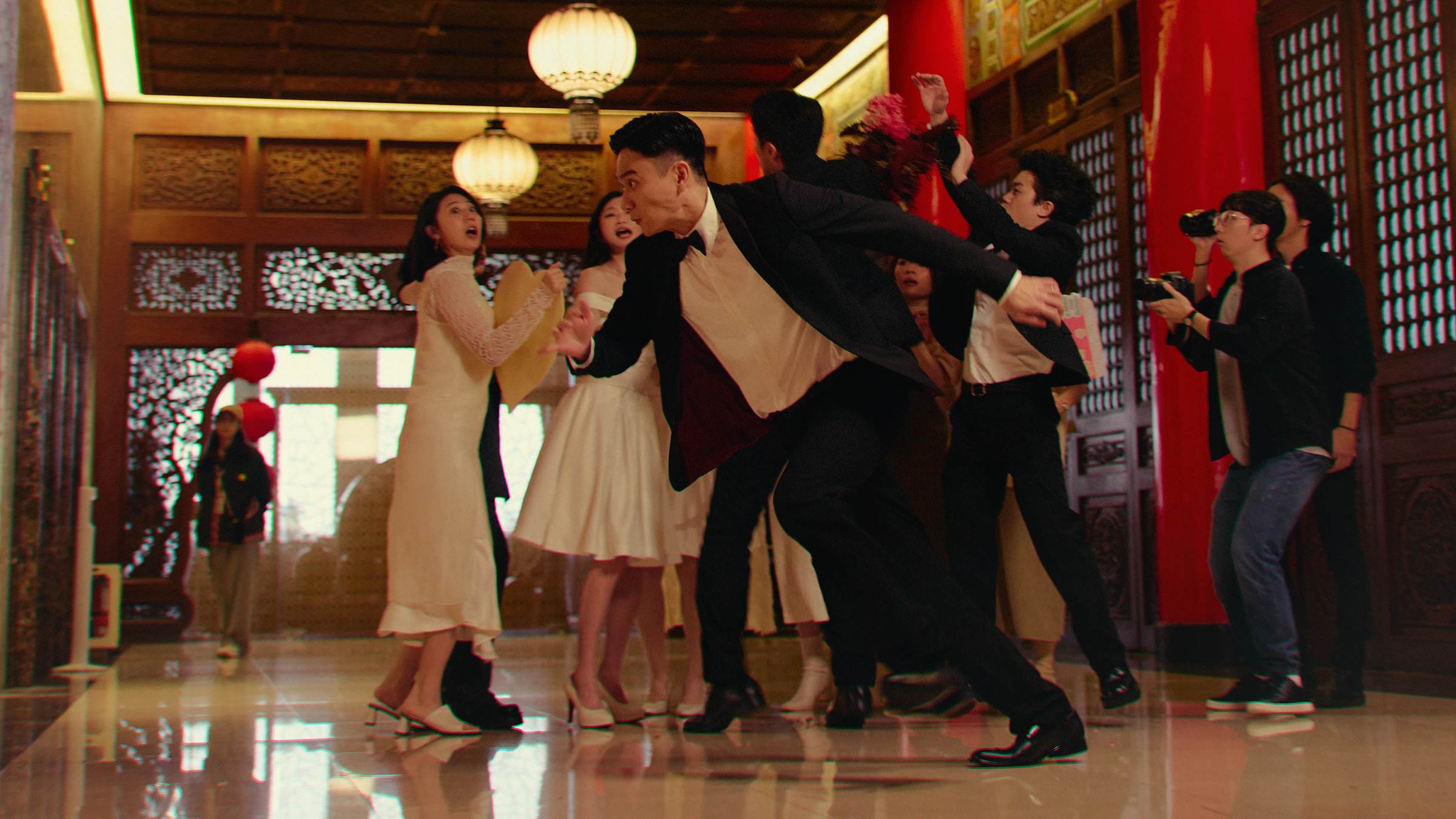 《雙囍》劉冠廷「一天兩場婚禮」崩潰忙翻。（圖／水花<a href='https://star.ebc.net.tw/search/tags/電影/' target='_blank'>電影</a>）