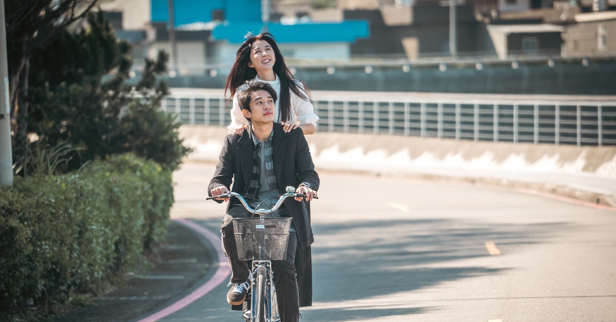 《啵me之我的青春住了鬼》初孟軒騎腳踏車載著邵雨薇，畫面青春洋溢，但拍攝時必須忍著寒風吹拂。（圖／風暴國際）