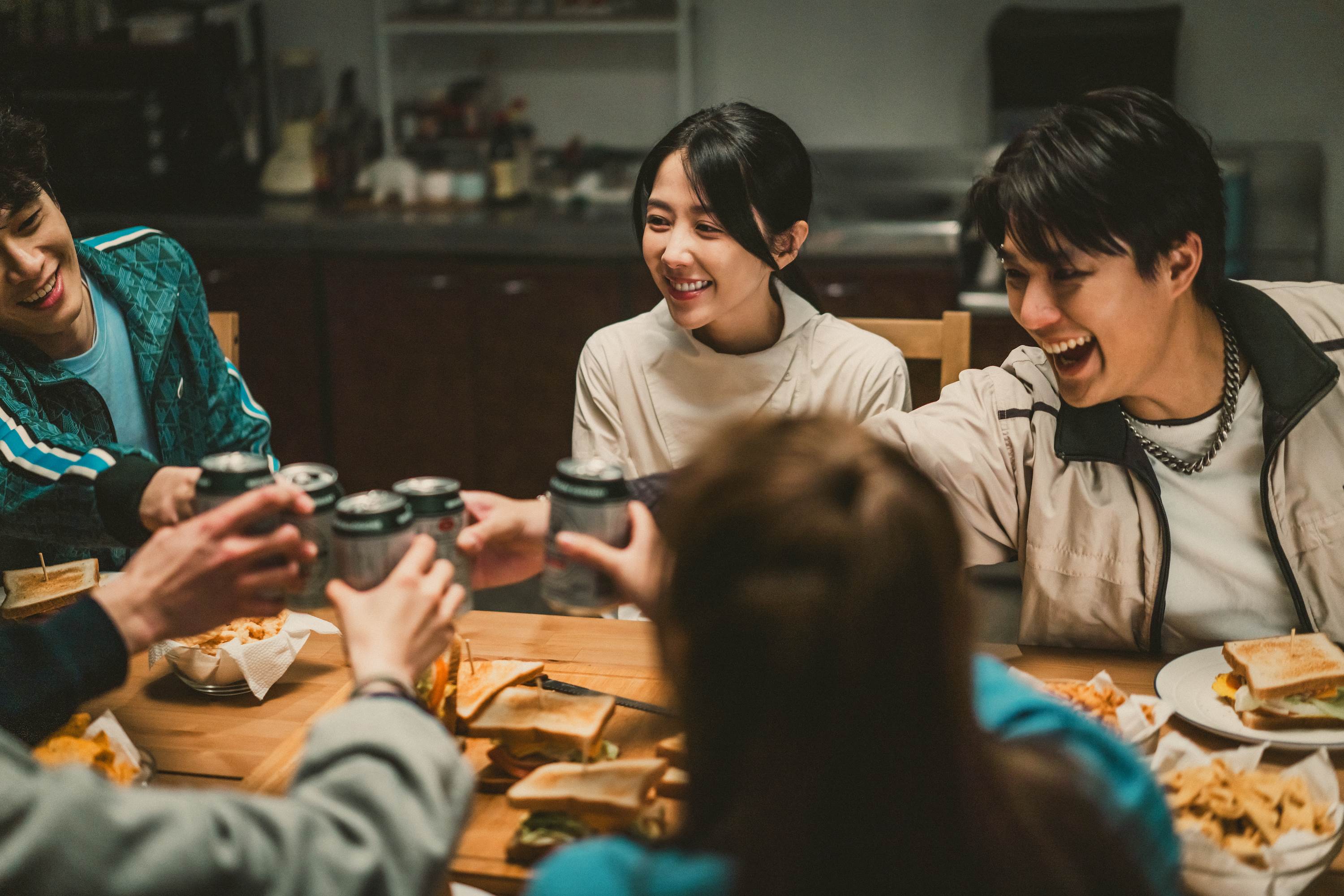 《啵me之我的青春住了鬼》邵雨薇和「青春五人幫」一起共度溫馨的劇場時光。（圖／風暴國際）