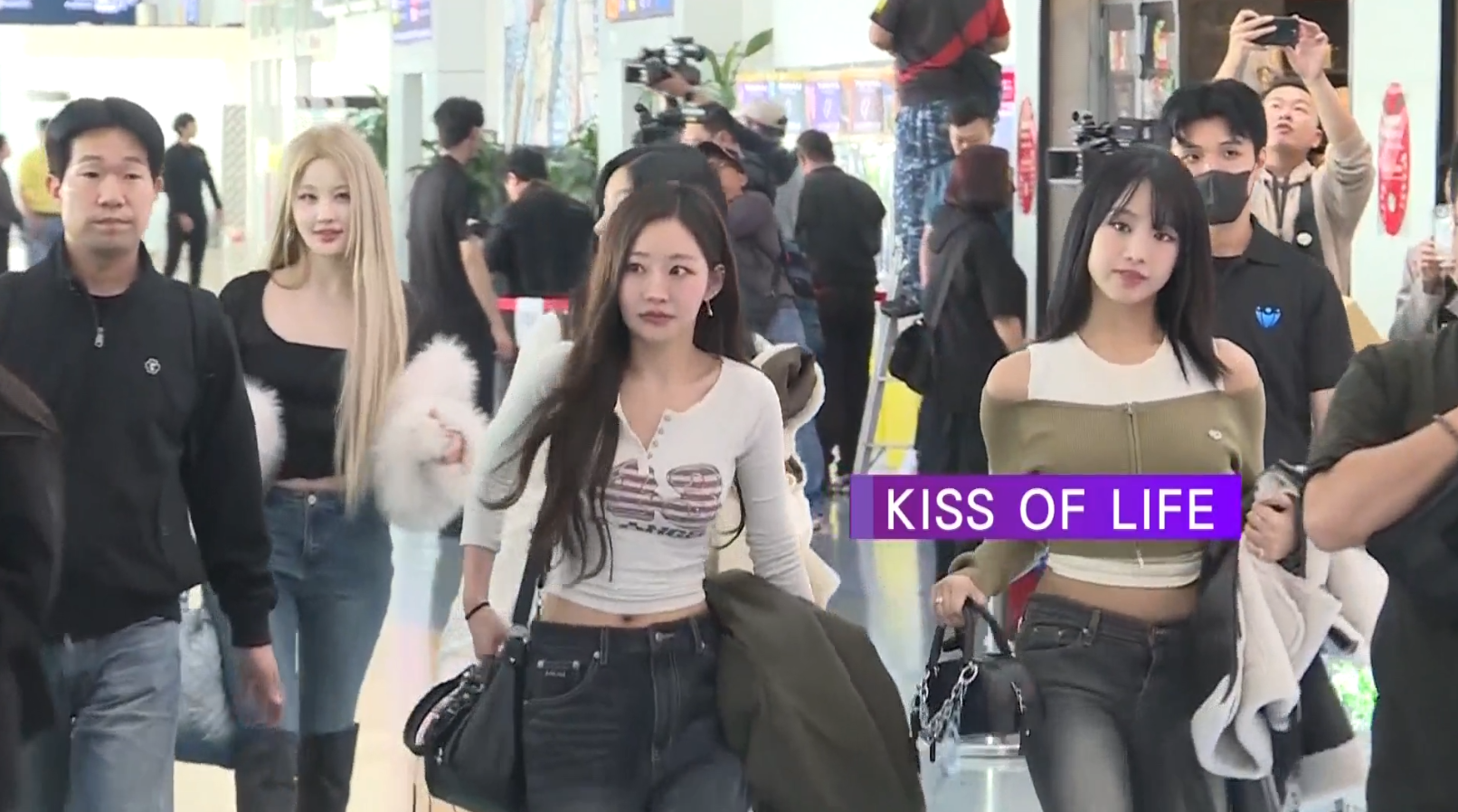 高雄太熱情！KISS OF LIFE成員熱到把外套拿在手上。（圖／東森新聞）