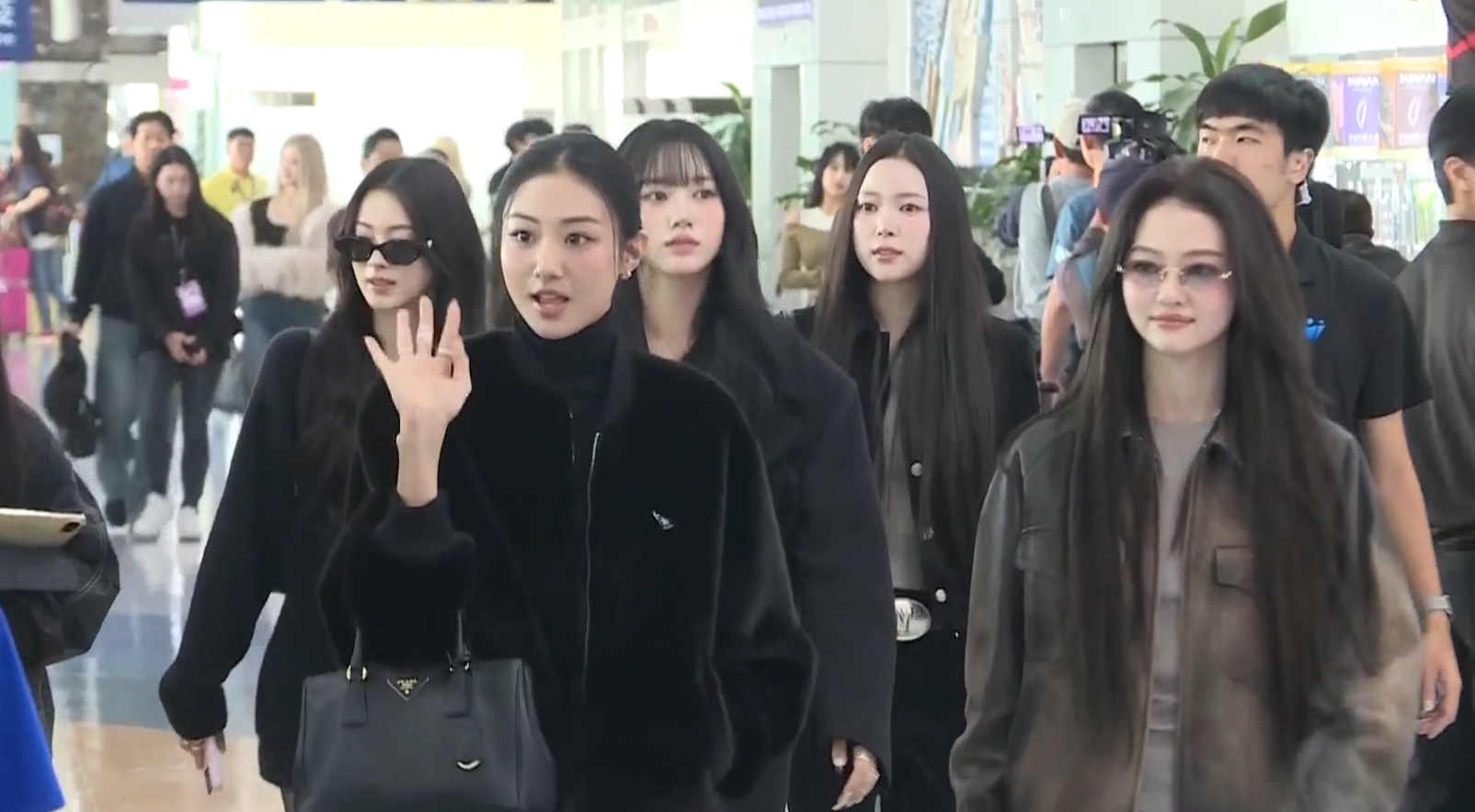 新人女團MEOVV也親切和粉絲打招呼。（圖／東森新聞）