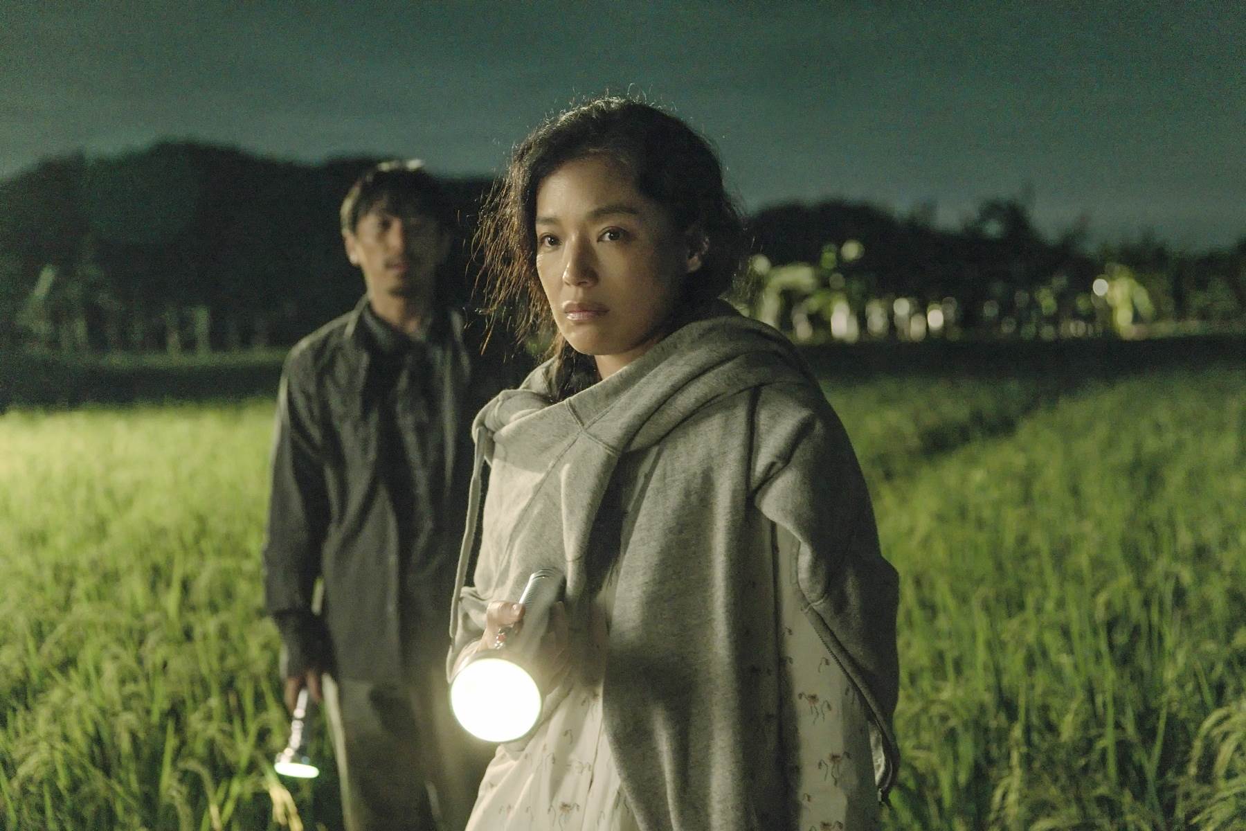 舒淇（右）為了真實詮釋角色，不僅素顏入戲、深入農村生活，更苦練嶺南粵語，左為男主角白客。（圖／采昌國際多媒體）