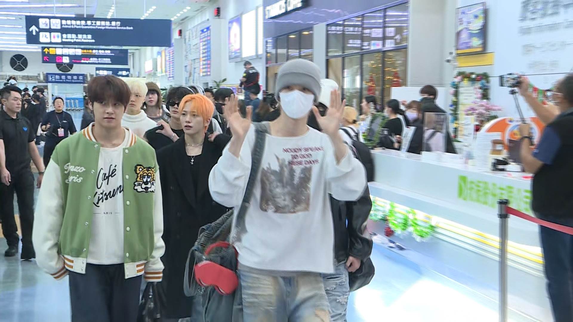 男團xikers一出大廳就比愛心、給飛吻。（圖／東森新聞）