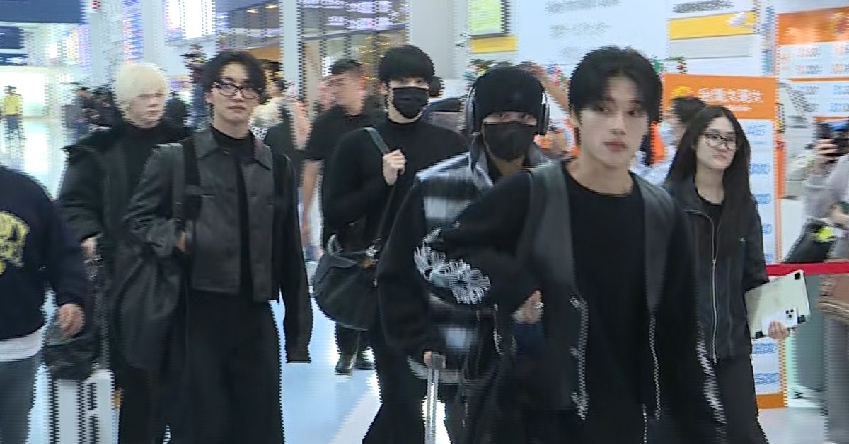男團ATEEZ抵達小港機場，大批粉絲熱烈歡迎。（圖／東森新聞）
