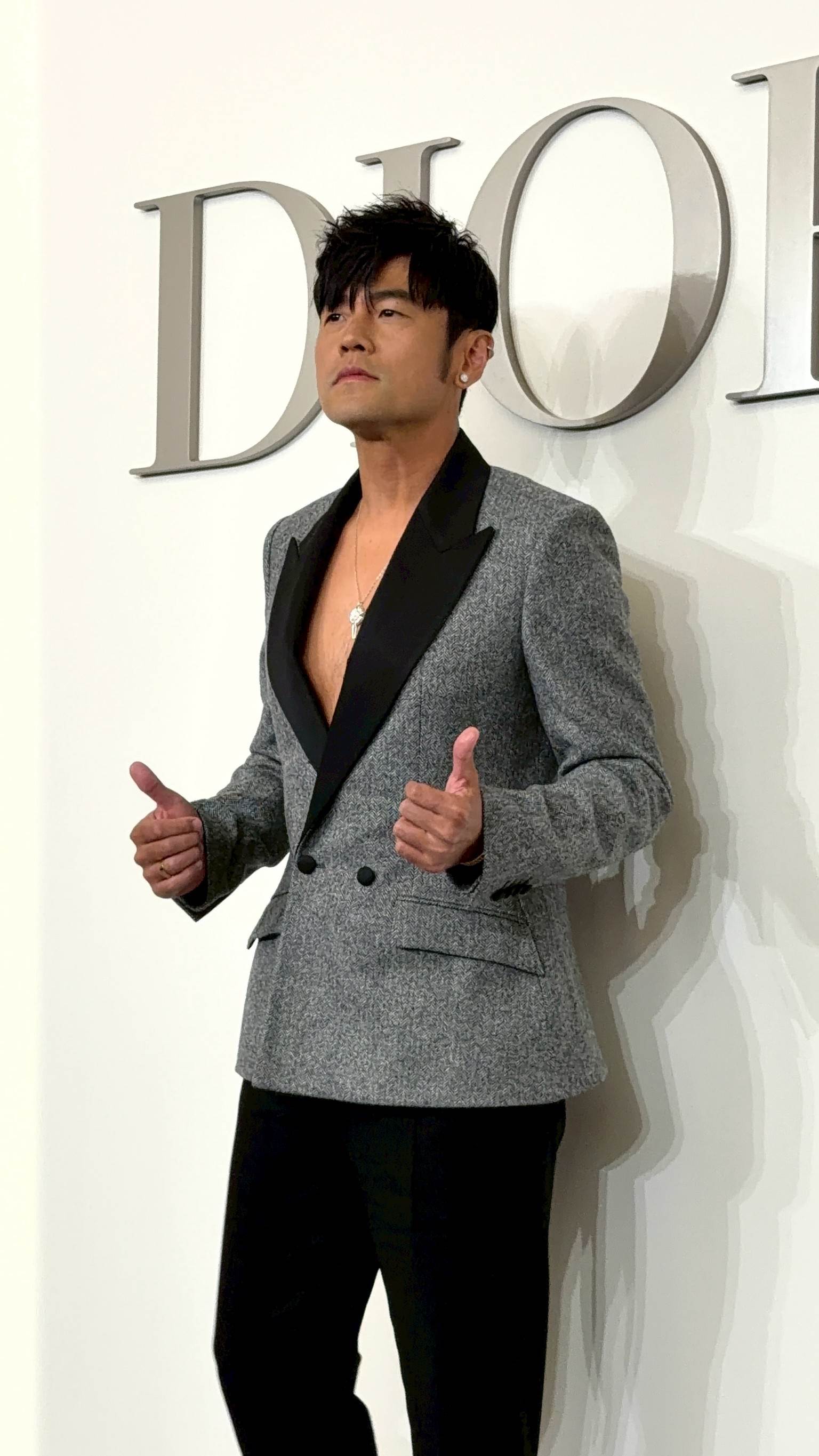 周杰倫今天穿著灰色V領西裝性感出席活動。（圖／東森娛樂）