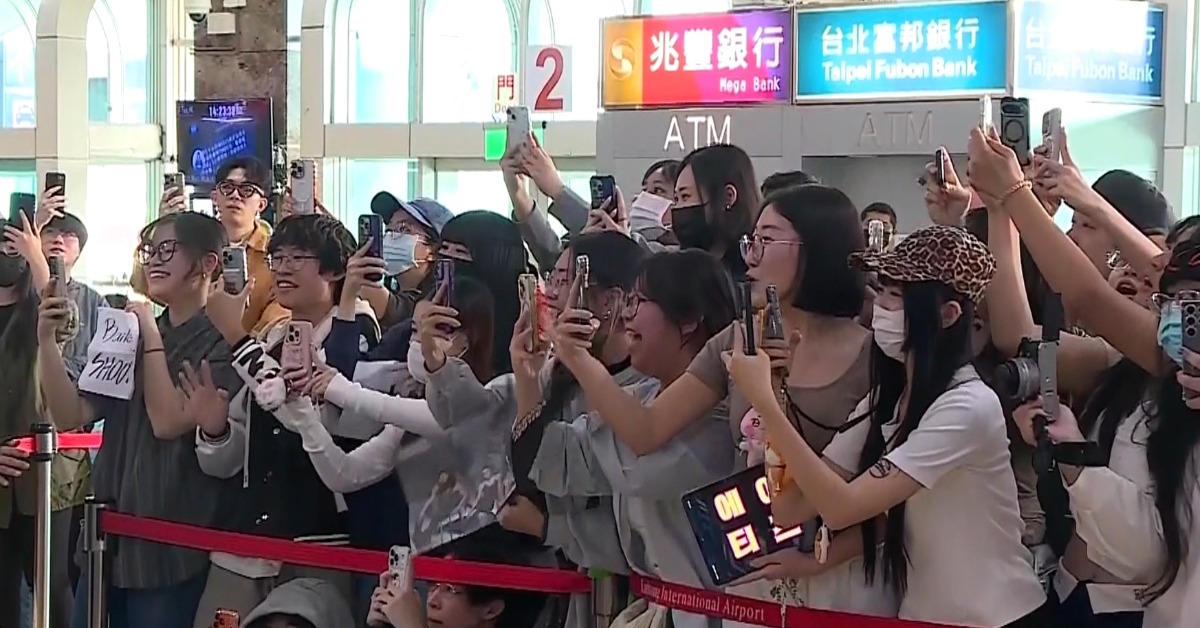大批粉絲湧入小港機場，熱情接機。（圖／東森新聞）