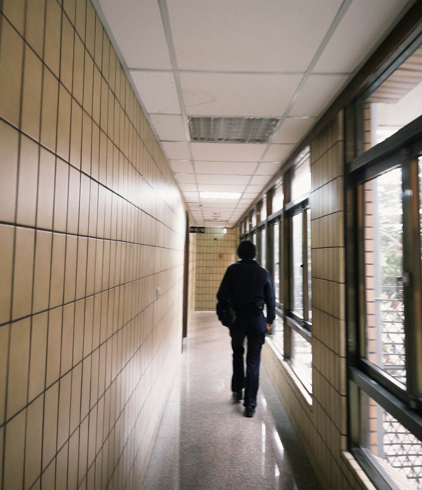 女星王宣曬出走在法院的走廊照片，發文控性騷案。（圖／翻攝自王宣臉書）