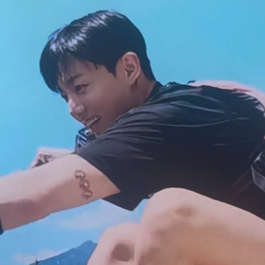 有網友曬出Jung kook和Winter在手臂相同位置有一樣的刺青。（圖／翻攝自X）