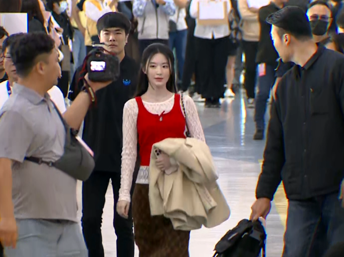 <a href='https://star.ebc.net.tw/search/tags/I-DLE/' target='_blank'>I-DLE</a>成員舒華抵達高雄小港機場。（圖／東森新聞）