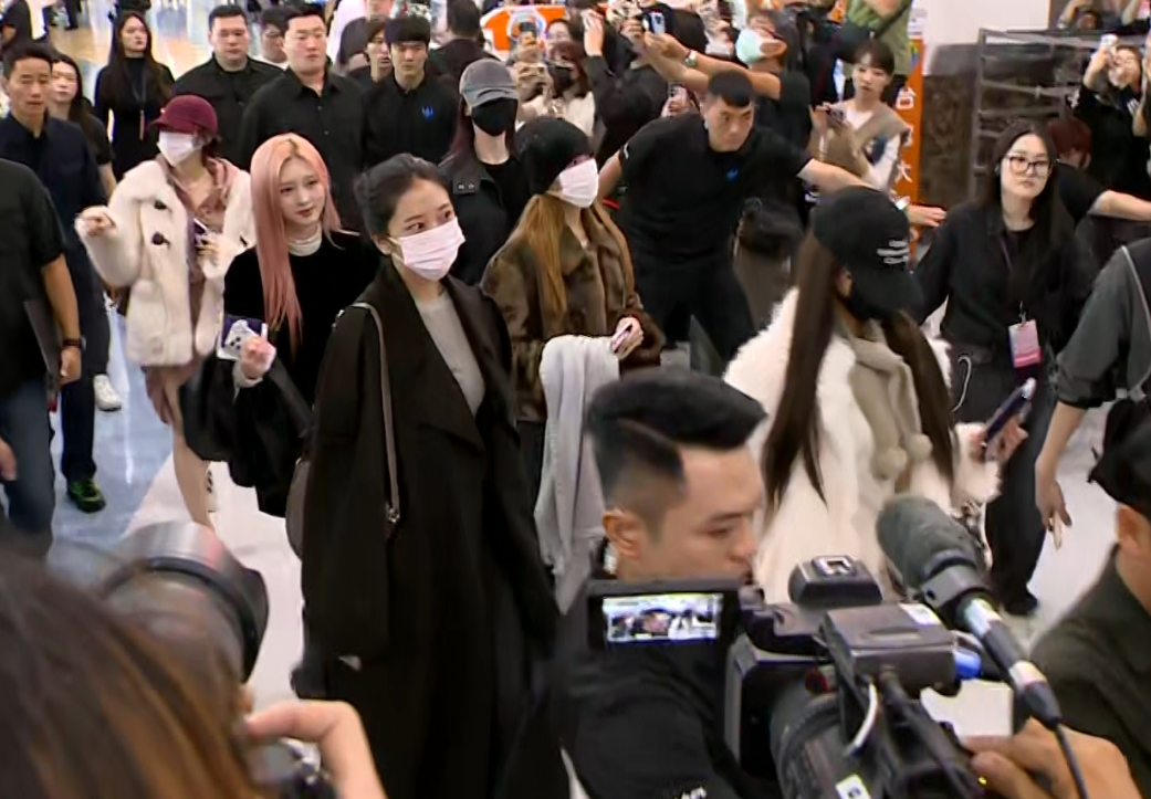 女團<a href='https://star.ebc.net.tw/search/tags/IVE/' target='_blank'>IVE</a>抵達高雄小港機場。（圖／東森新聞）