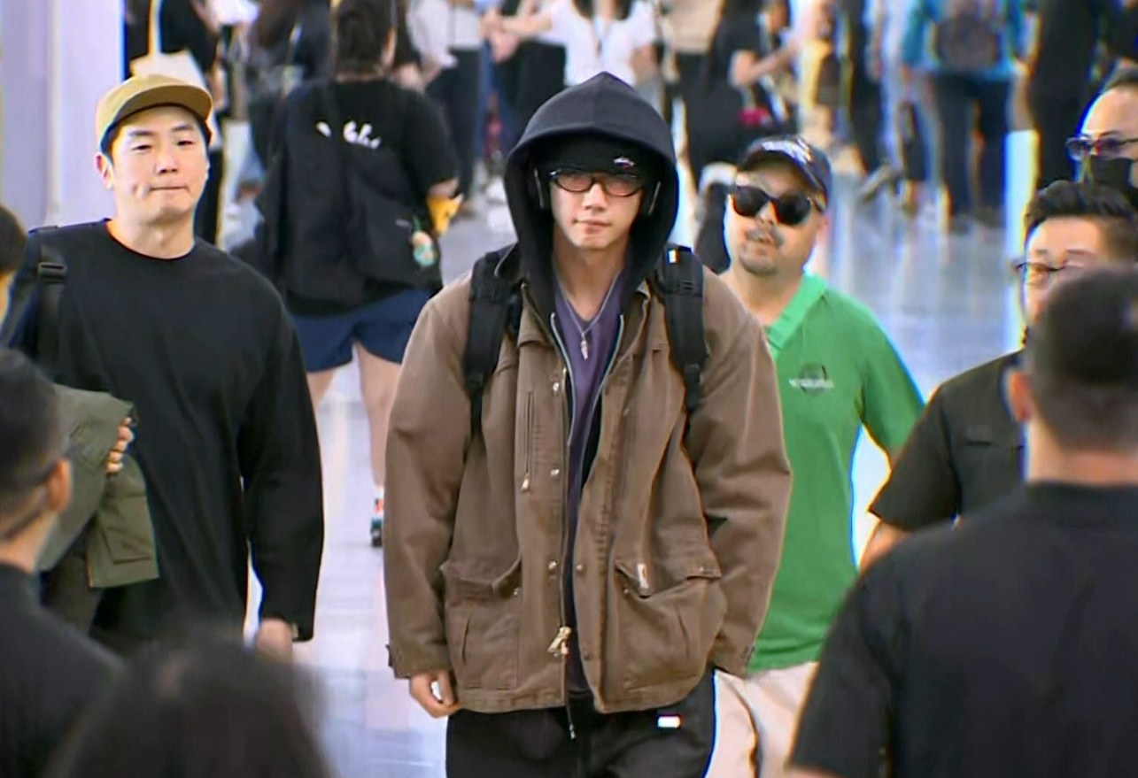 演員李濬榮抵達高雄小港機場。（圖／東森新聞）