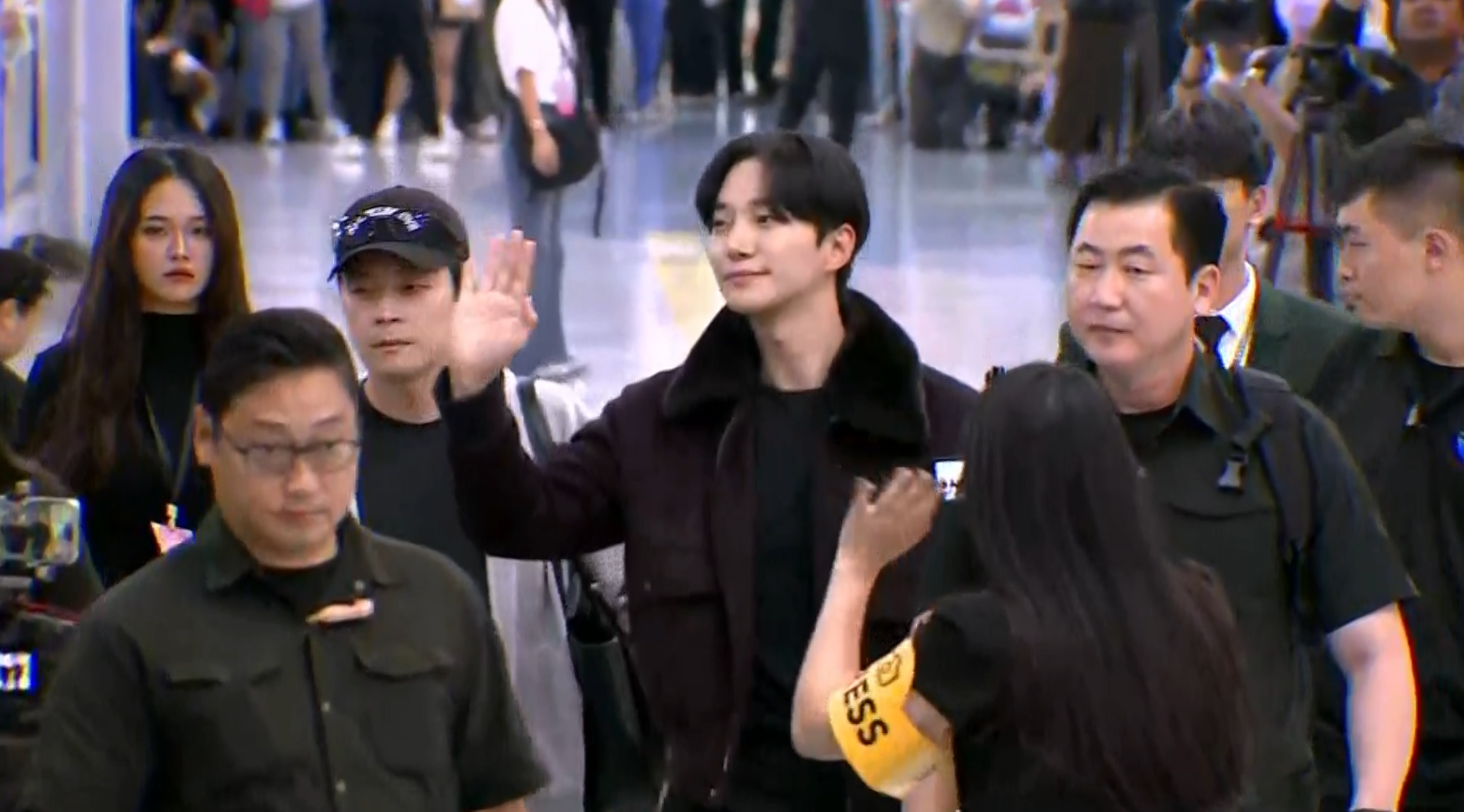 演員李俊昊抵達高雄小港機場。（圖／東森新聞）