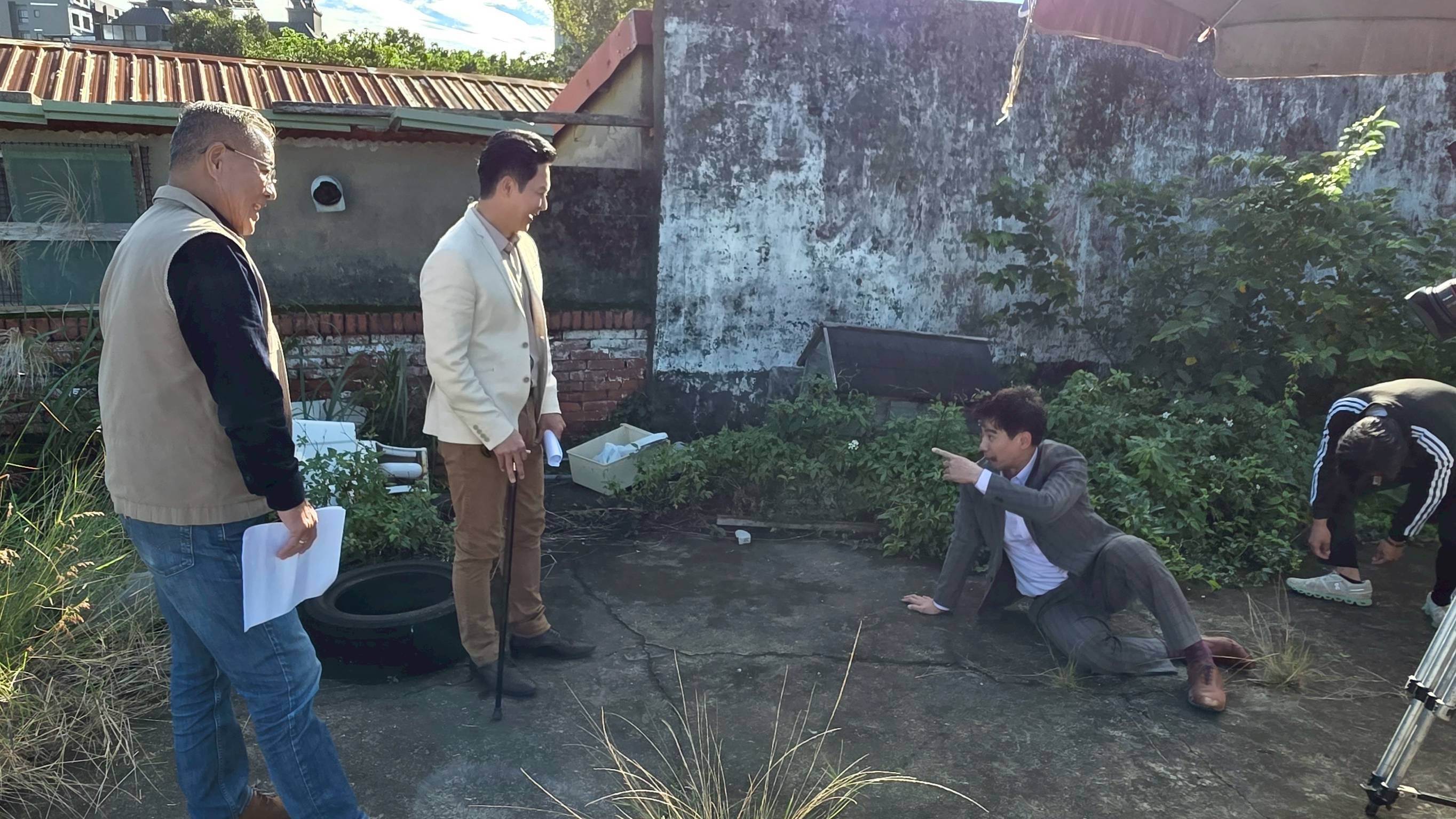 劇中設局情節拍攝現場，翁家明（右）與王燦（中）、龍天翔（左）全神貫注投入角色裡。（圖／民視）