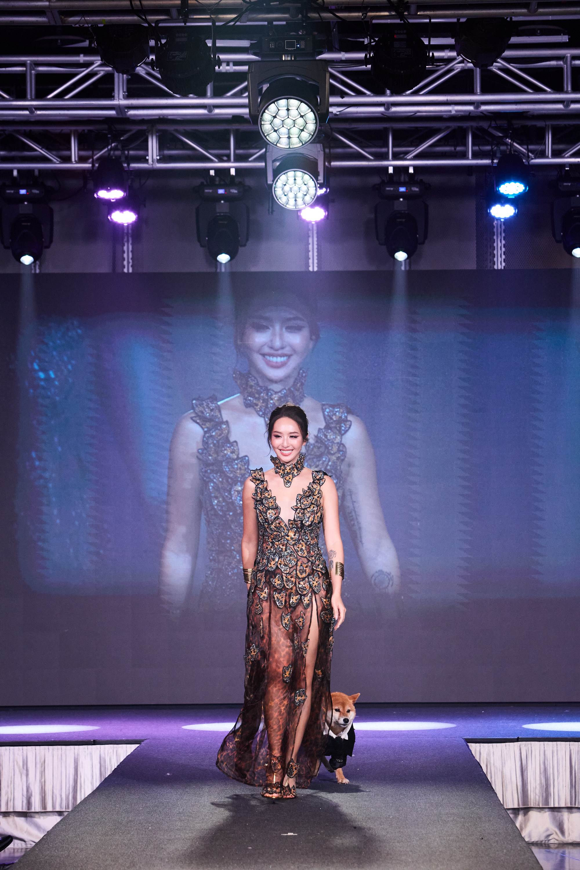 薔薔領軍浪犬演繹率性時尚。（圖／臺北萌寵時裝週）