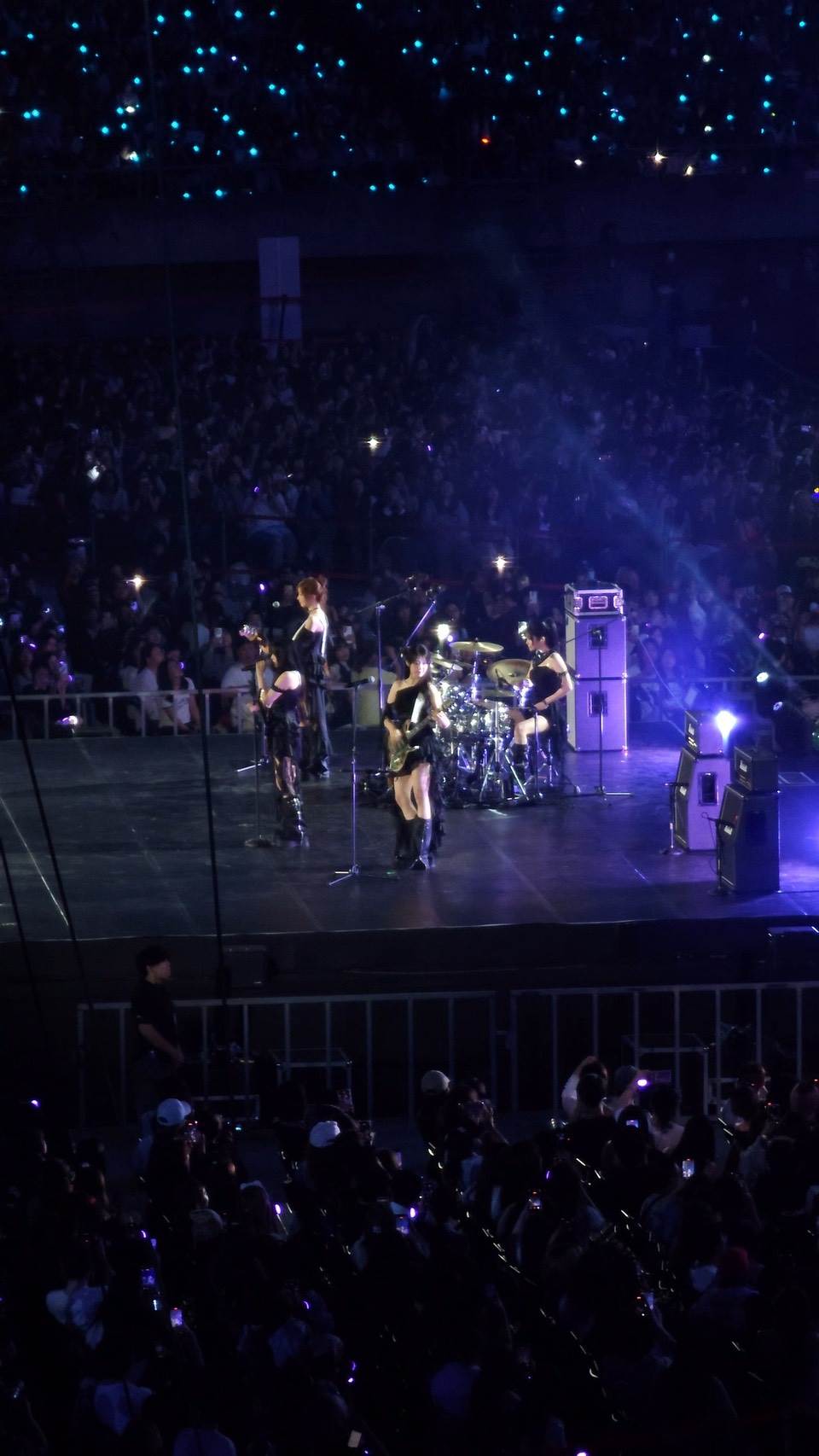 就在活動演出到一半，樂隊QWER上台表演時，突然驚傳有粉絲在下樓梯間暈倒。（圖／讀者提供）