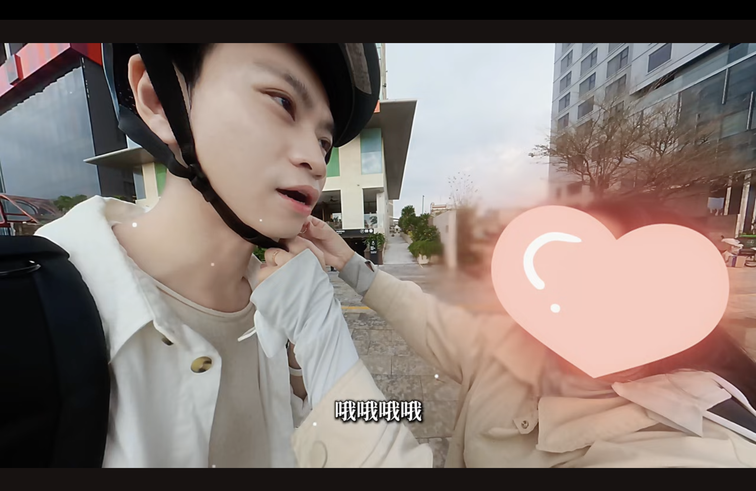 美女地陪替Andy扣安全帽。（圖／翻攝自<a href='https://star.ebc.net.tw/search/tags/Andy老師/' target='_blank'>Andy老師</a> YouTube）