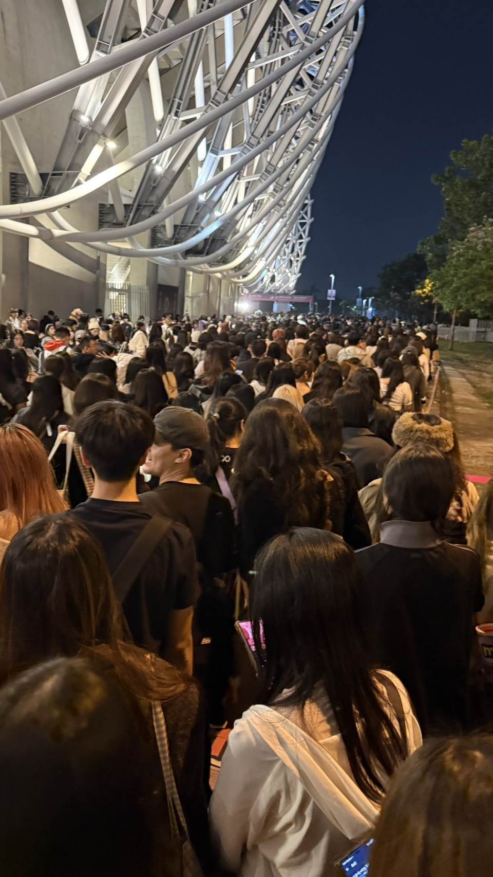 場外擠滿散場人潮。（圖／讀者提供）