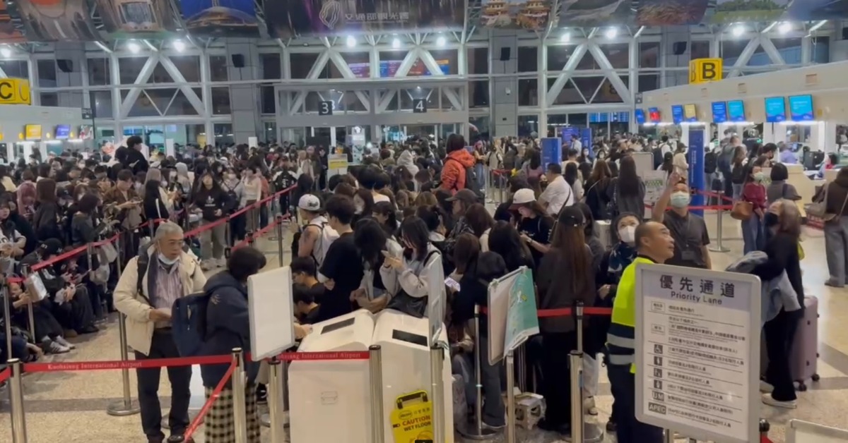 凌晨4點多高雄小港機場就聚集大批粉絲送機。（圖／東森新聞） 