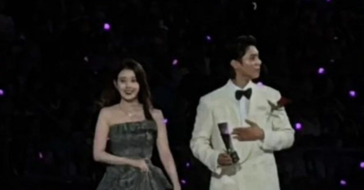 韓團女神IU和男神朴寶劍靠著戲劇苦盡柑來遇見你獲得AAA最佳情侶檔，兩人手牽手一同走上台領獎。（圖／讀者提供）