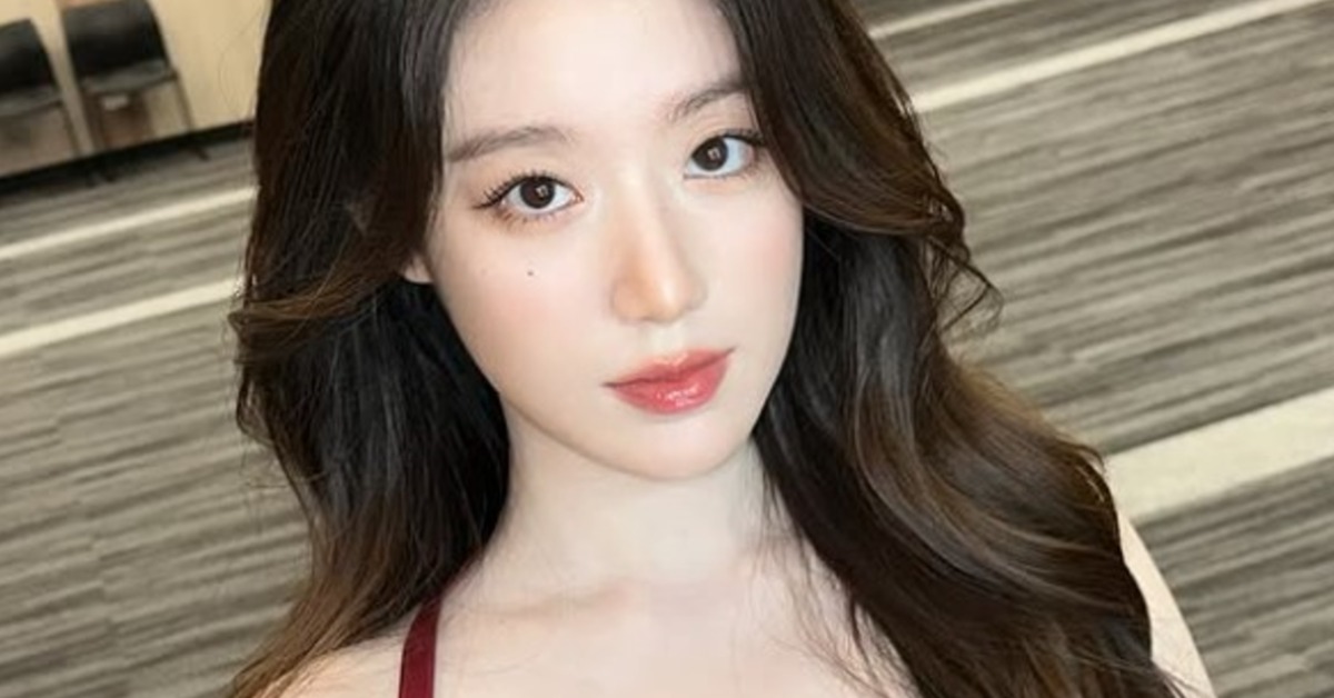 台灣女孩舒華在現場追星，向前輩IU做出經典眨眼微笑動作。（圖／翻攝自@yeh.shaa_ IG）