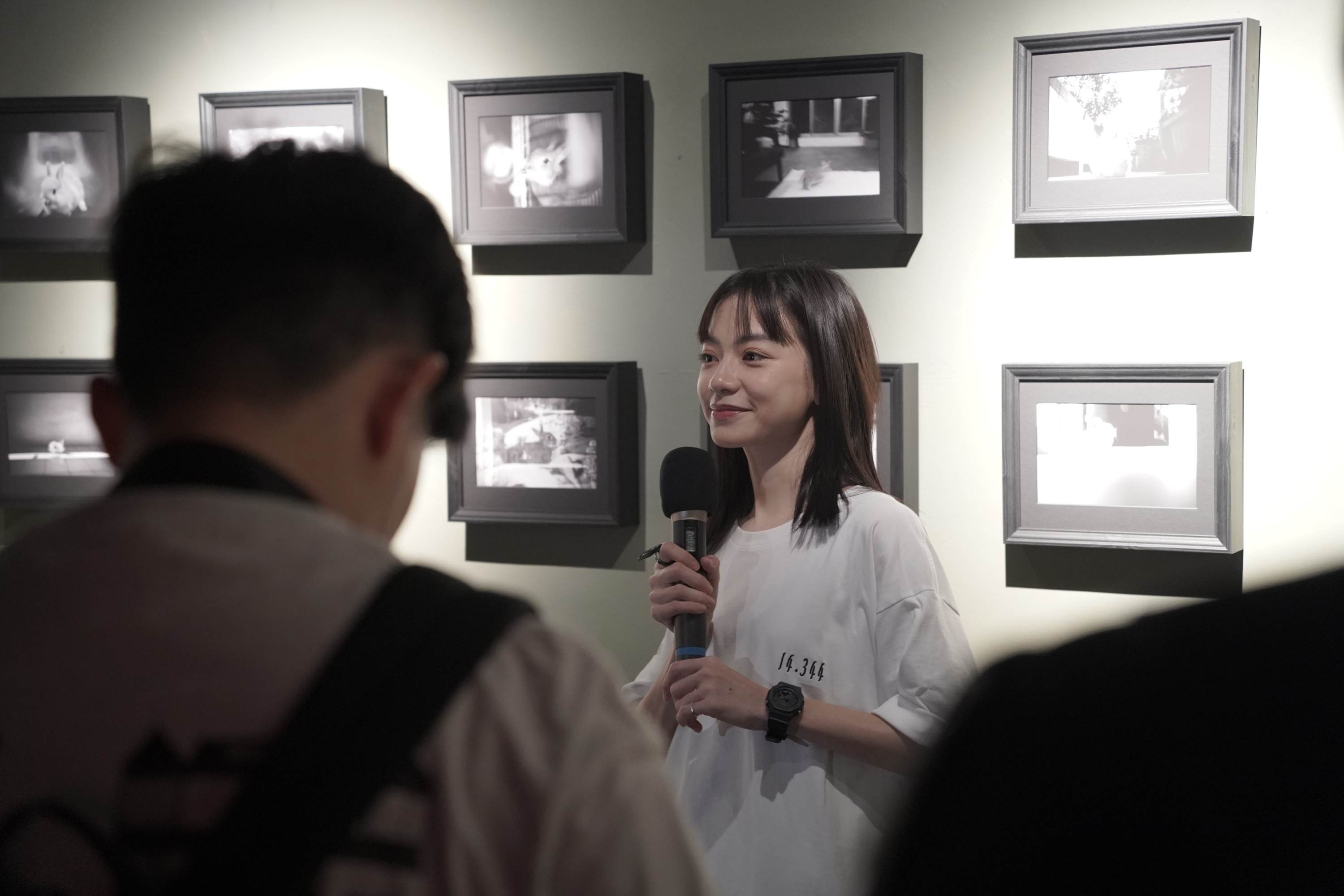 姚愛寗與小兔作品合影。（圖／邊走邊聽有限公司提供）