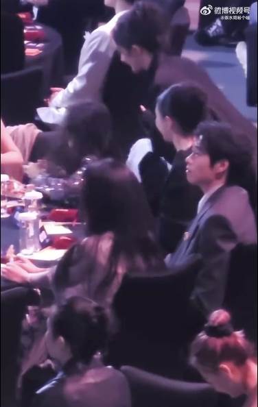 魏大勛和楊冪罕見同框。（圖／翻攝自微博）