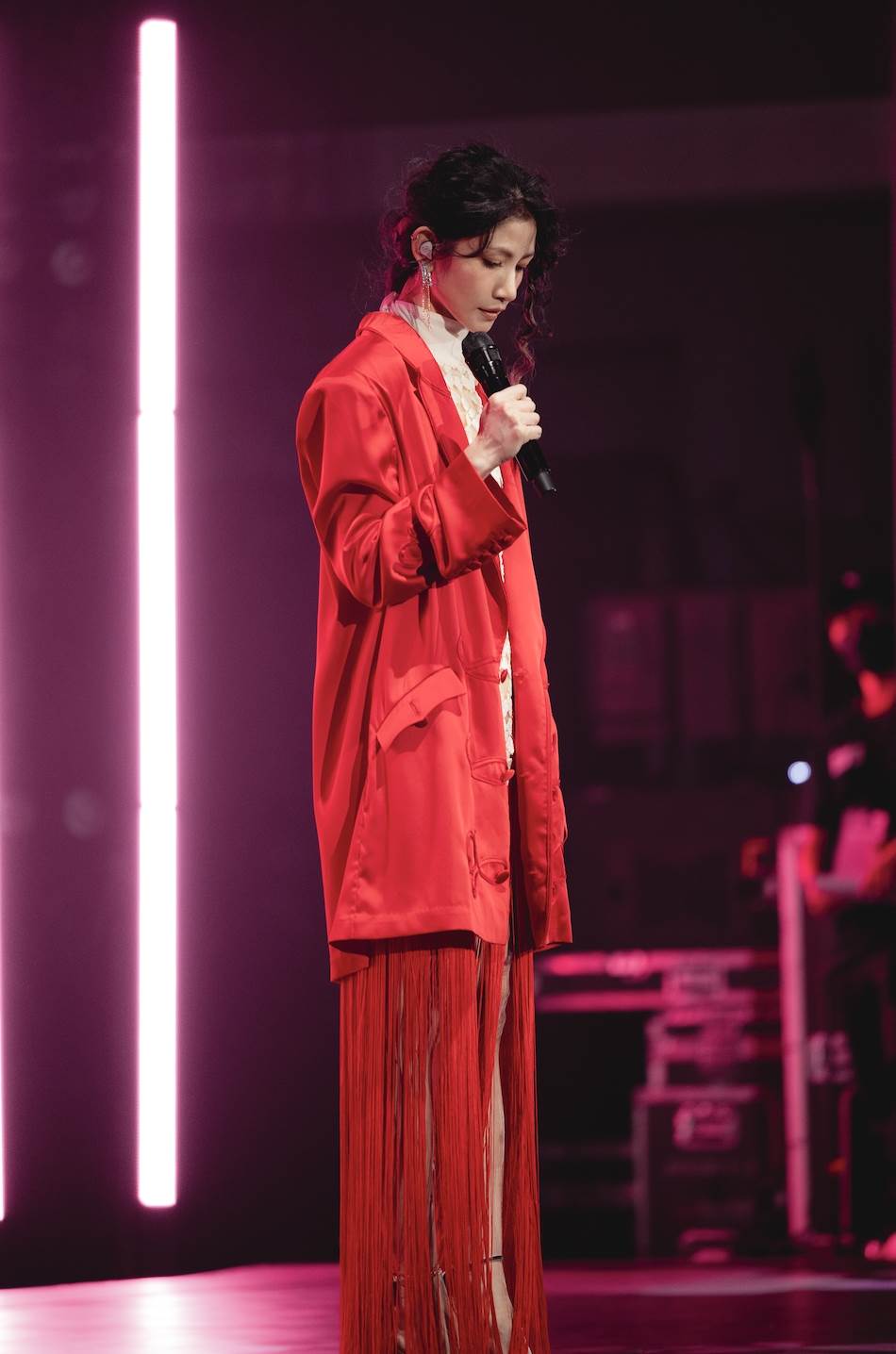全能歌后李千娜大紅色緞面西裝現身。（圖／寬宏藝術x環球音樂提供）