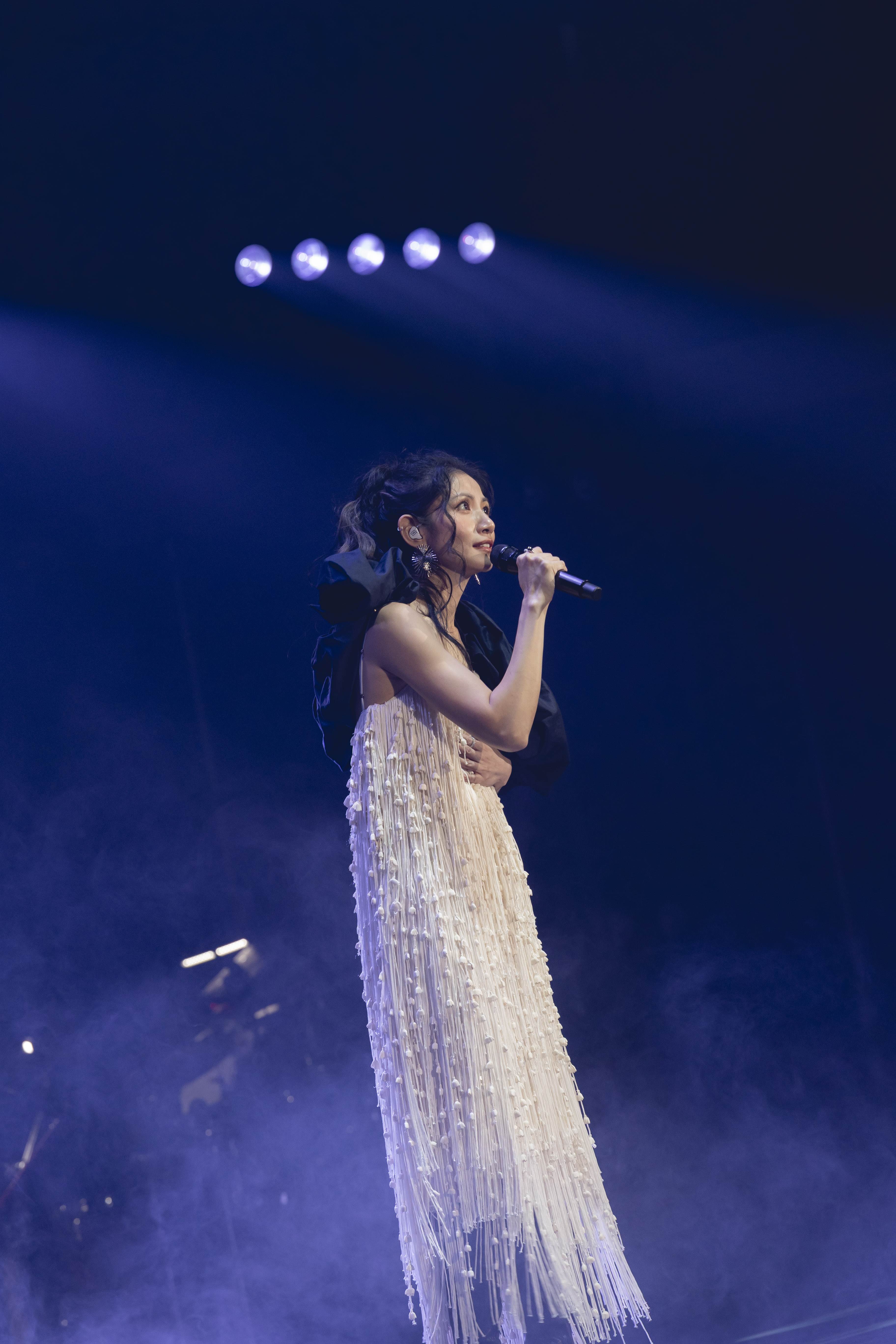 全能歌后李千娜換上米白色流蘇長洋裝。（圖／寬宏藝術x環球音樂提供）