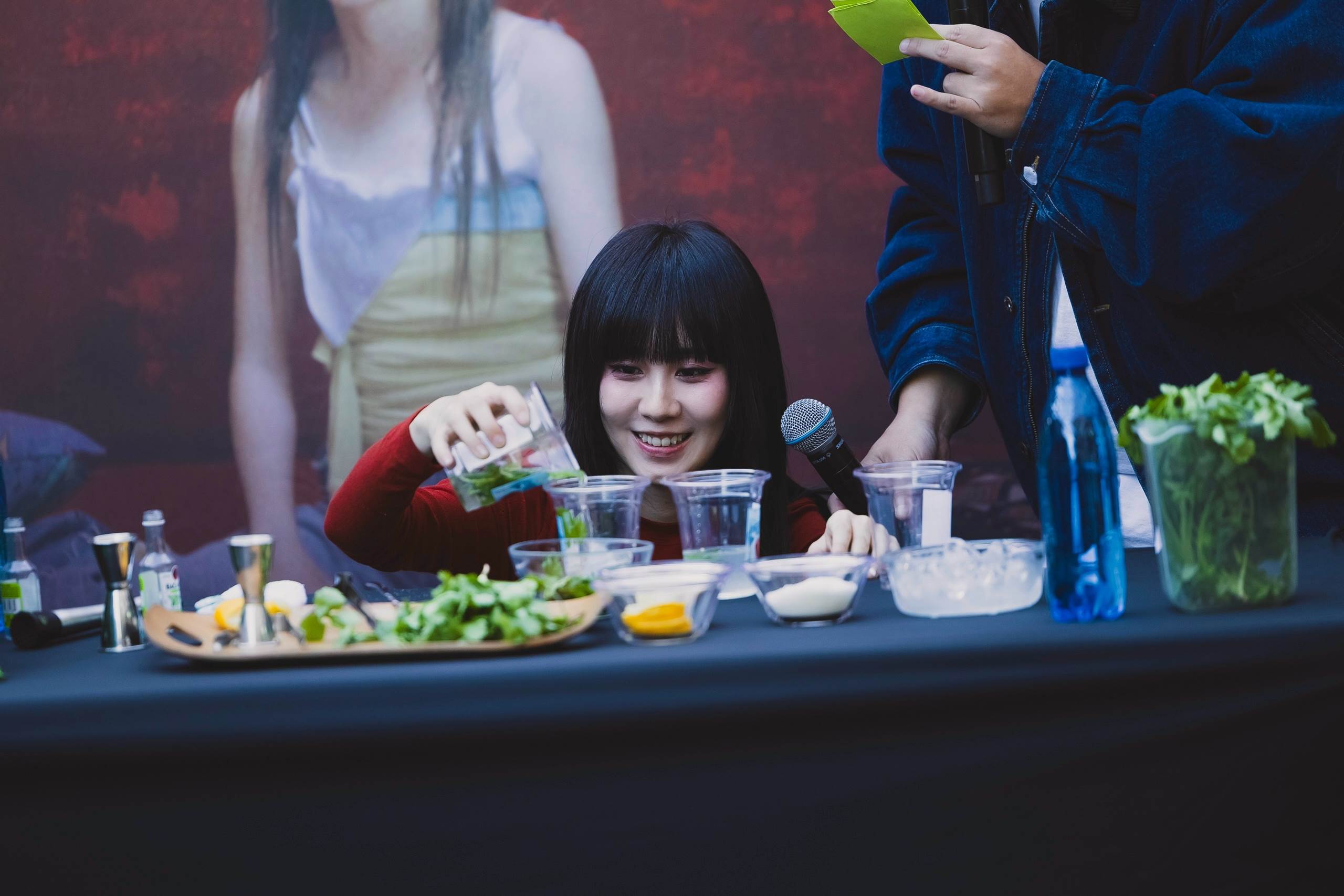 白安在現場親手特調「香菜Mojito」給幸運的歌迷。（圖／相信音樂提供）