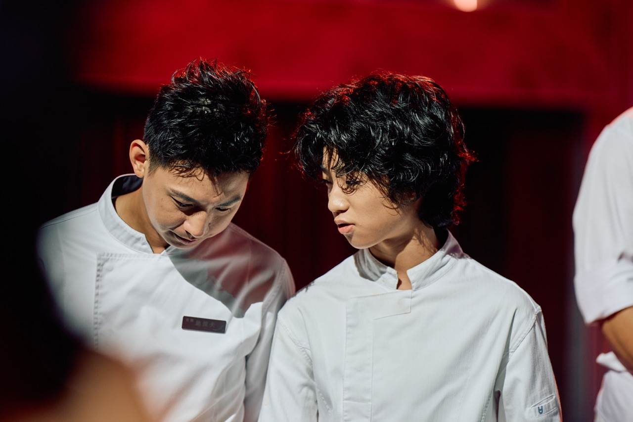 白潤音（右）雖遭主廚嚴厲指責，仍出面貼心替施捷夫緩頰。（圖／華視提供）