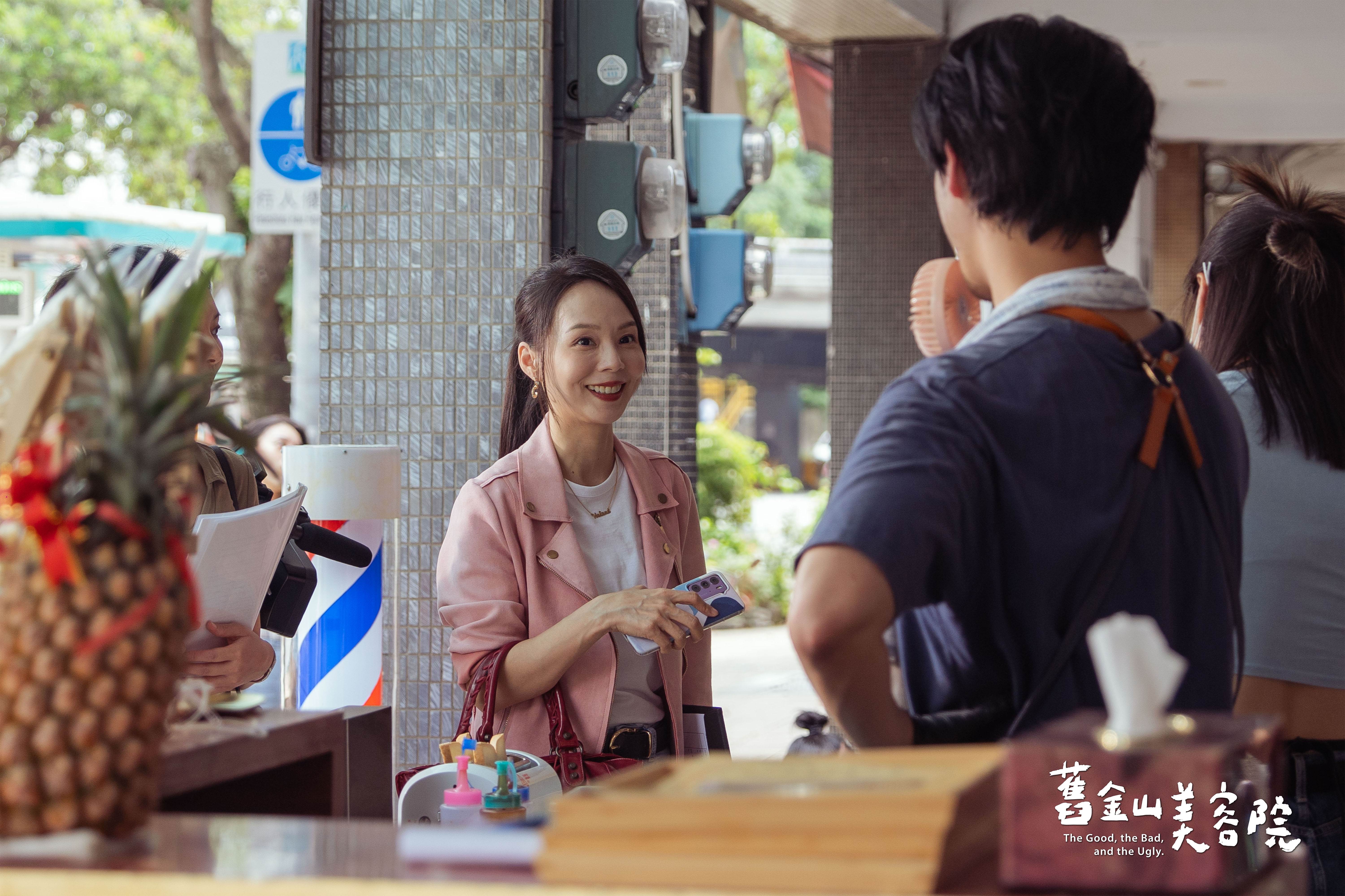 孫淑媚前往連晨翔的早餐店採訪，難掩對男方的好感。（圖／TVBS提供）