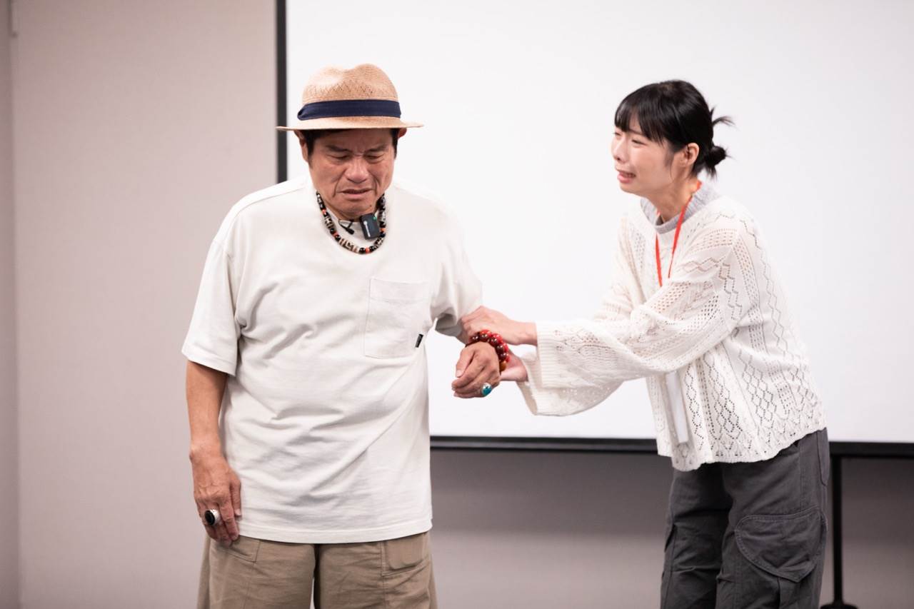 「台語台表演班」高雄班客座講師許效舜(左)與學員在課堂上即興演出，互動精彩感人。（圖／公視台語台提供）