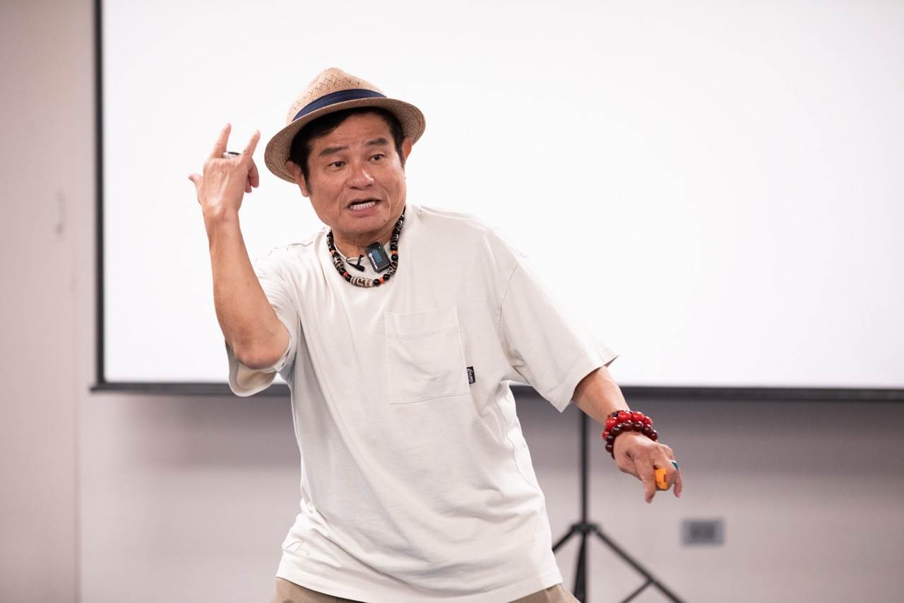 許效舜以自創曲〈心愛的謝謝〉談角色與人生。（圖／公視台語台提供）