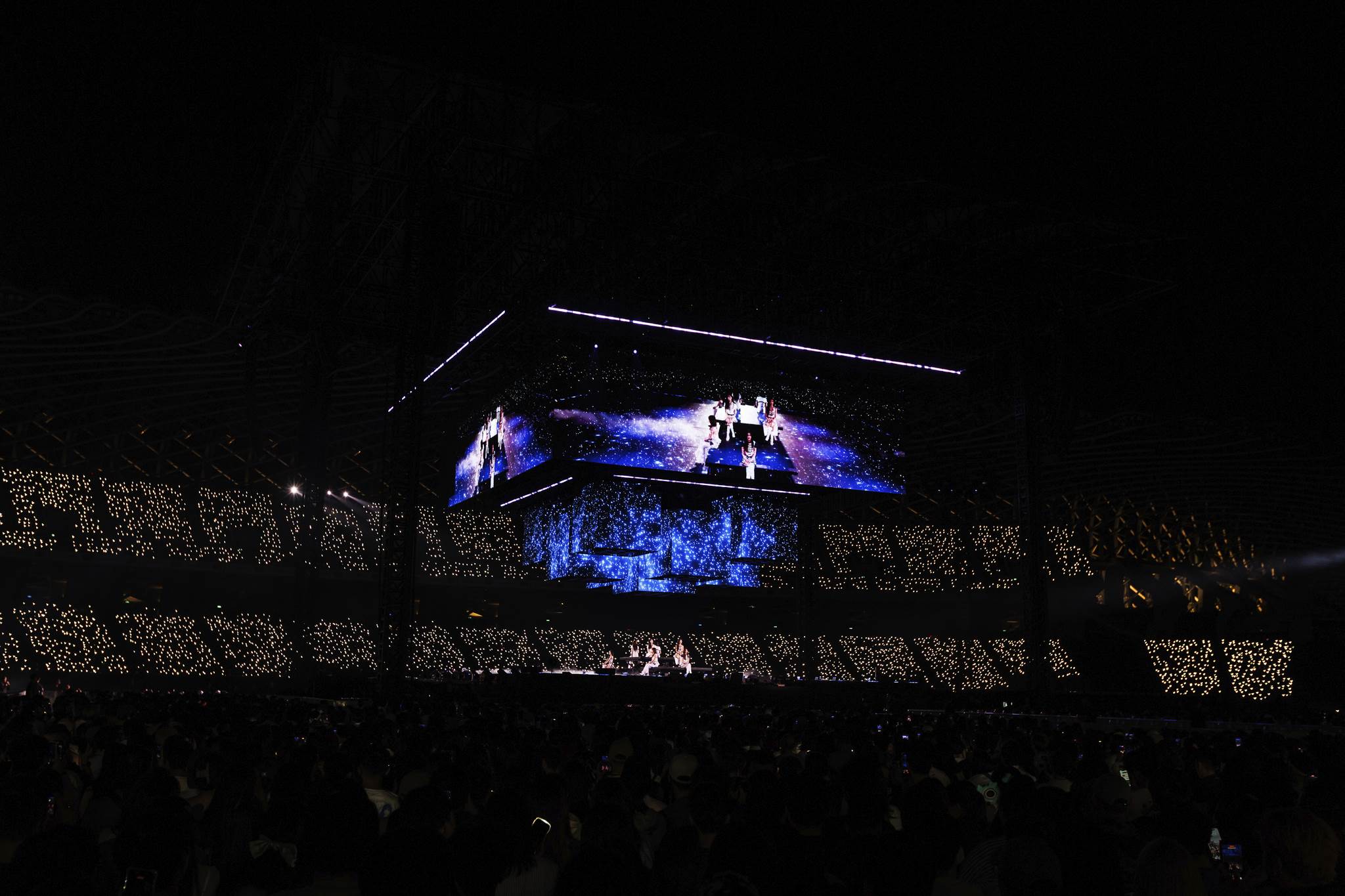 TWICE在高雄世運演唱會使用四面台設計舞台。（圖／Live Nation Taiwan提供）